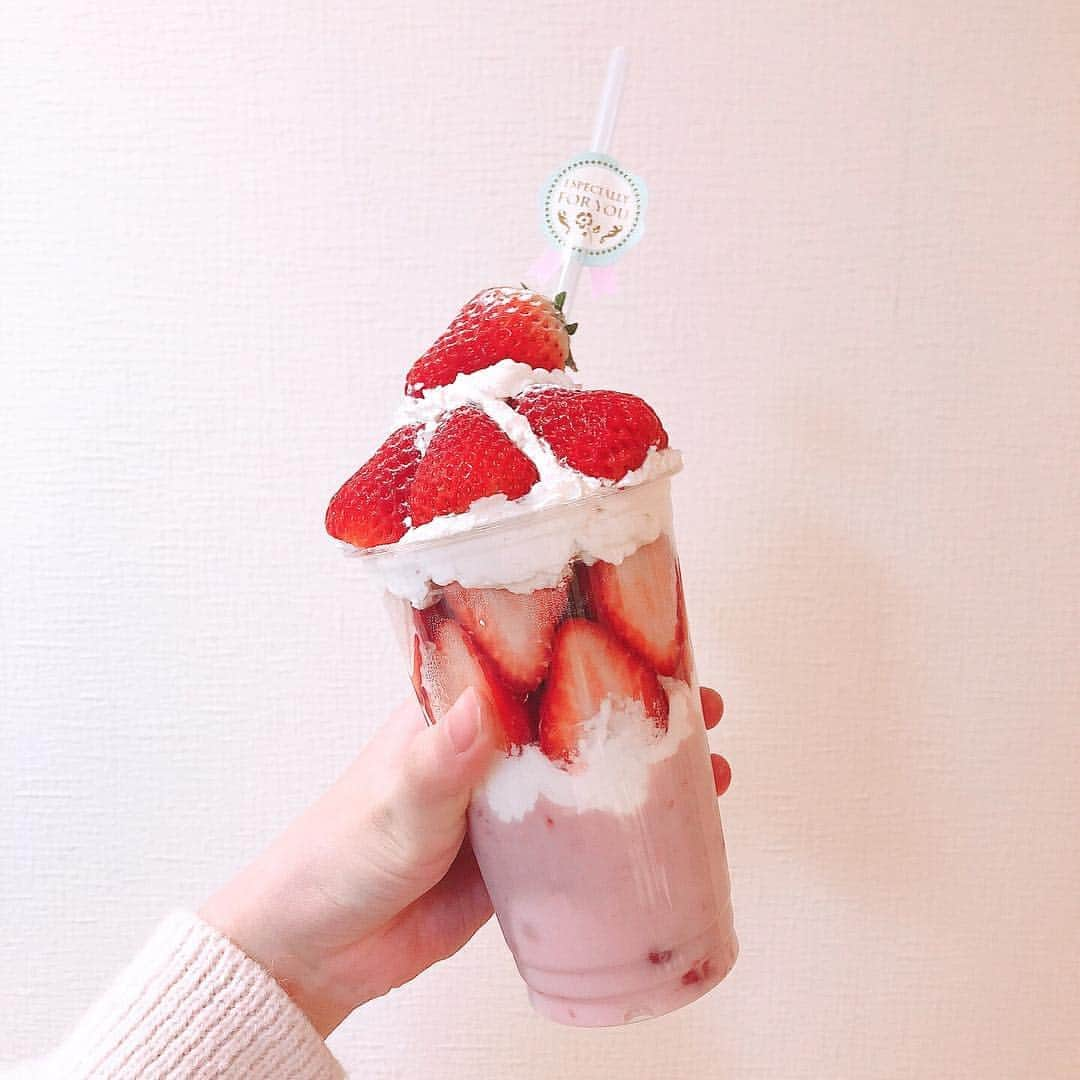 村西里世さんのインスタグラム写真 - (村西里世Instagram)「お母さんの手作りストロベリーボンボン🍓 めっちゃおいしかった😋 #ストロベリーボンボン #いちごボンボン #いちごパフェ #いちご #strawberry #🍓 #手作りスイーツ #sweets #アレンジレシピ #フルーチェ #インスタ映え #instafood #instagood #青春高校3年C組」4月7日 13時22分 - riserise_0707