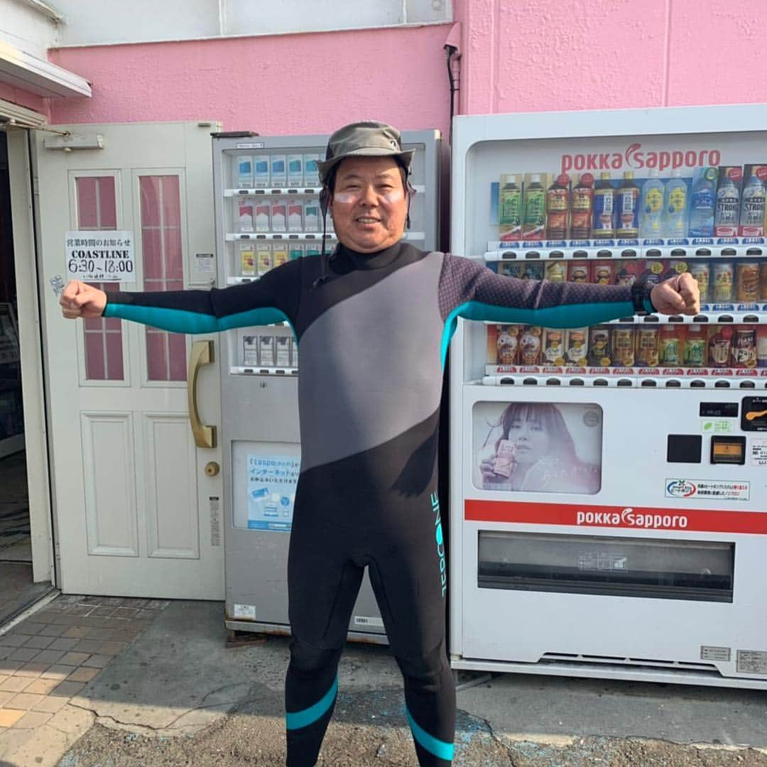 ほんこんさんのインスタグラム写真 - (ほんこんInstagram)「久々日曜サーフィン🏄‍♂️ 波は膝桃たまにヘソ下 #mabujigraphic  #zeroonewetsuits  #wired #ロングボード #鵠沼海岸サーフィン  #ほんこん #海蔵kaizou」4月7日 13時25分 - hongkong2015_4_9