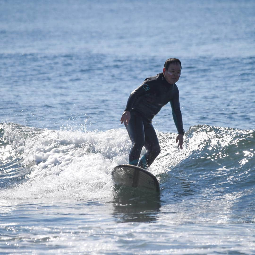 ほんこんさんのインスタグラム写真 - (ほんこんInstagram)「久々日曜サーフィン🏄‍♂️ 波は膝桃たまにヘソ下 #mabujigraphic  #zeroonewetsuits  #wired #ロングボード #鵠沼海岸サーフィン  #ほんこん #海蔵kaizou」4月7日 13時25分 - hongkong2015_4_9