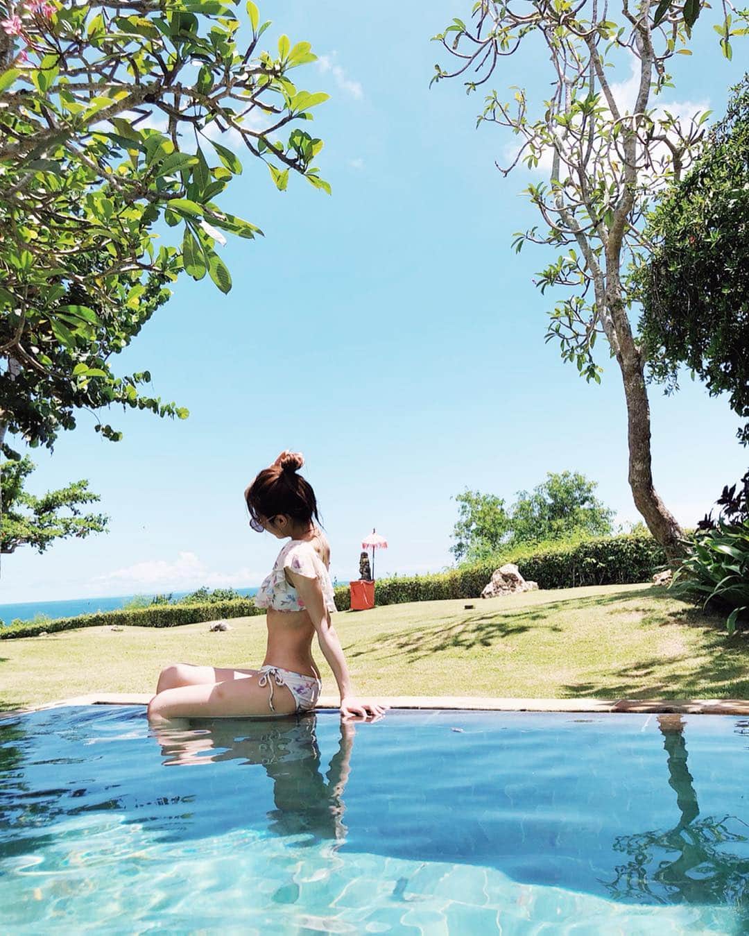 のインスタグラム：「バリにLast投稿✨  水着は去年の ミコアメリのもの😉 今年も可愛いのが出来たので早く着たいなぁ…❤️ みんなはゴールデンウィークのご予定決まってますか？？ 4月29日良かったら空けておいてくださいな🥰💛 #bali #ayanaresort #プール #水着 #ミコアメリ #夏 #旅行 #くみとりっぷ #バリ #インドネシア」