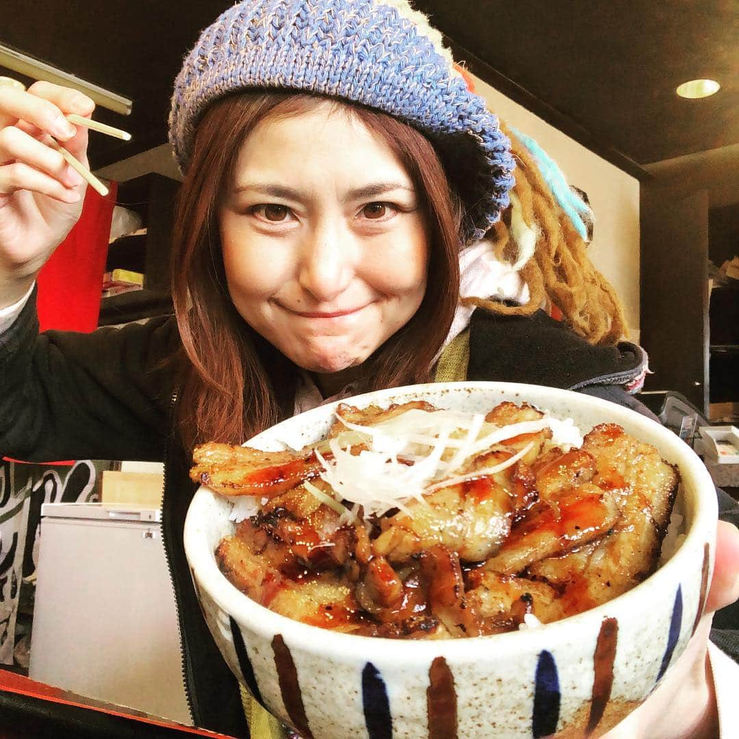 アンジェラ佐藤さんのインスタグラム写真 - (アンジェラ佐藤Instagram)「豚丼食べてから選挙にきました。  #アンジェラ佐藤 #選挙 #豚丼と摩周そばくまうし  #荒ぶる鷹のポーズ」4月7日 13時36分 - angela_satou