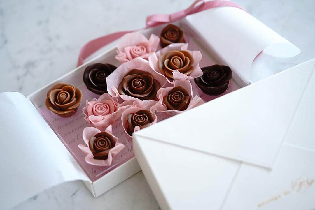 石井美保さんのインスタグラム写真 - (石井美保Instagram)「あきちゃん @aki_fukasawa から頂いた薔薇のチョコレートが美し過ぎて、娘と「これはなかなか食べられないねー🥺💕」と眺めては蓋をしています。女子力マックスなギフト。」4月7日 13時36分 - miho_ishii