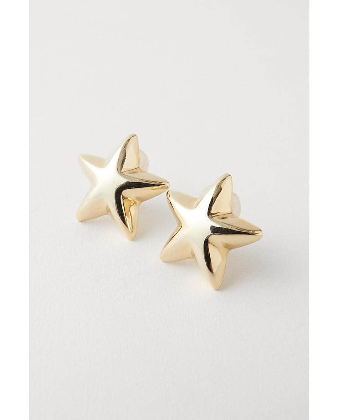 マウジーさんのインスタグラム写真 - (マウジーInstagram)「NEW EARRINGS. ㅤㅤㅤㅤㅤㅤㅤㅤㅤㅤㅤㅤㅤ ■STAR EARRINGS(010CSS50-2290) 立体的に作られたオリジナルのスターモチーフ。 シンプルなスタイリングのアクセントに。 ㅤㅤㅤㅤㅤㅤㅤㅤㅤㅤㅤㅤㅤ 全国のMOUSSY店舗・SHEL'TTER WEB STOREにて発売中。 #MOUSSY」4月7日 13時29分 - moussyofficial