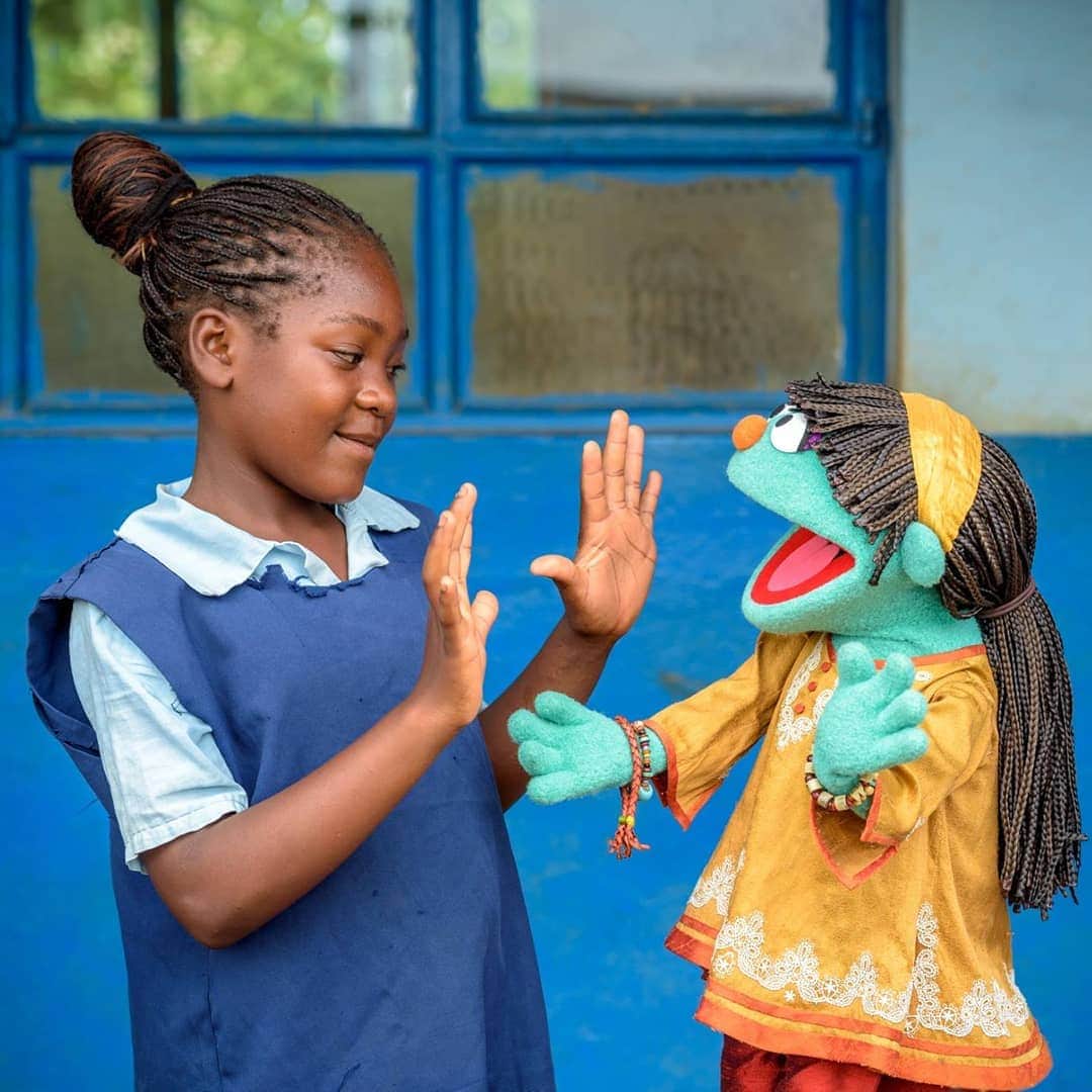 セサミストリートさんのインスタグラム写真 - (セサミストリートInstagram)「今日は #世界保健デー。アンバサダーのラヤは、世界中の子どもたちに、手の洗い方や衛生管理の大切さを伝えます。手を洗うことで、たくさんの子どもたちが元気に過ごしたり、学校に行くことができるのです！」4月7日 13時30分 - sesamestreetjapan