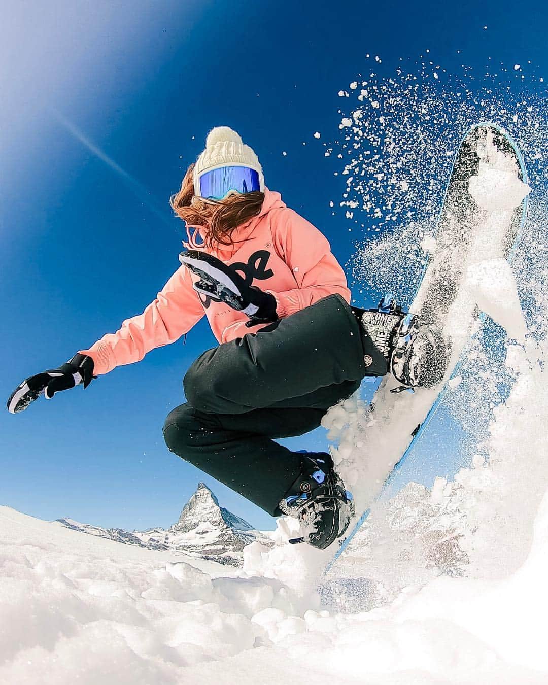 福井仁美さんのインスタグラム写真 - (福井仁美Instagram)「YEAAAAAAAH!!!!!💕 ・ 春なのに雪がまだまだいっぱい！ 最高すぎるスイス！🇨🇭 ・ #snowboard #snowboarding #snowbordgirl #switzerland #dope #dopesnow #gopro #goprohero7 #goprogirl #スイス #matterhorn #zermatt #スノボ #マッターホルン #volcom #volcomsnow #dangshades #dangshades_jp」4月7日 13時31分 - hitton28
