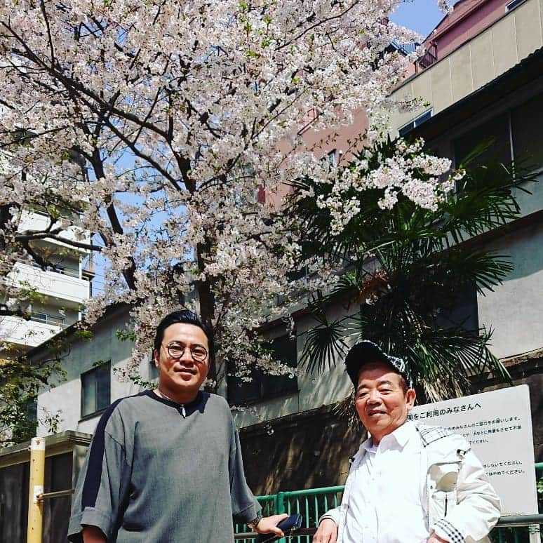 高井俊彦さんのインスタグラム写真 - (高井俊彦Instagram)「【本日のNGK合間ランチ☀️🍴2019.4.7】 なんなんタウンにある『田舎そば』へ行きました😃✌️ 本日もめだか師匠に連れて行ってもらいました‼️ 連日本当にありがとうございます🙇  食後の運動に散歩がてら近くの公園に花見にも行きました🌸  師匠と新井とパシャリ📷✨ 師匠のピースの幅と角度なぜか好きやねんなぁ⤴️⤴️⤴️ 僕は真正面スタンダード型ピース派なんですが、師匠はヒーローの首についてるなびいてるスカーフ型ピース派なんよなぁ🎵」4月7日 13時35分 - takai_toshihiko