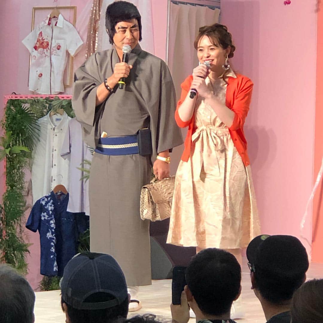 be-o編集部のインスタグラム：「ファッションショー始まりました！！那覇メインプレイスに集合だー！！ ビオガールの二人のおっきいタペストリーがカッコいい✨  #那覇メイン#かりゆし#比嘉千春#majun」