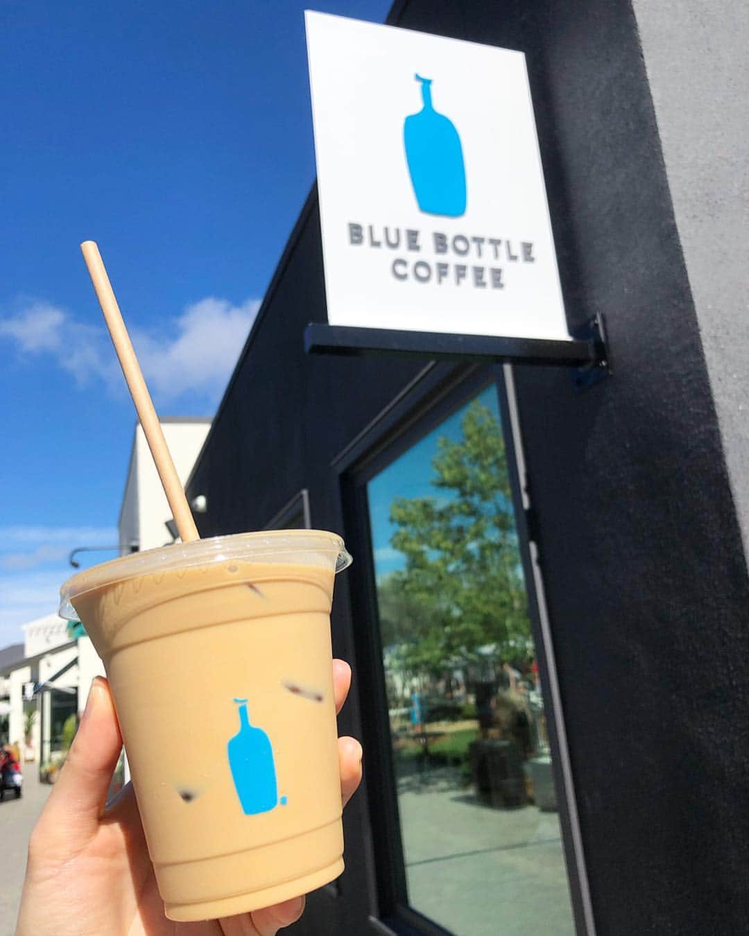 花岡維生さんのインスタグラム写真 - (花岡維生Instagram)「Blue Bottle Coffee☕️💙 日本で行けてなかったから嬉しい😆💖 本来の目的だった同じモール内の雑貨屋さんがまだオープンしてなかったから、また行こう😂✨ #bluebottlecoffee  #delmar #sandiego #☕️ #cafe #coffeetime  #カフェ #カフェ巡り #ブルーボトルコーヒー」4月7日 13時45分 - yuin.a