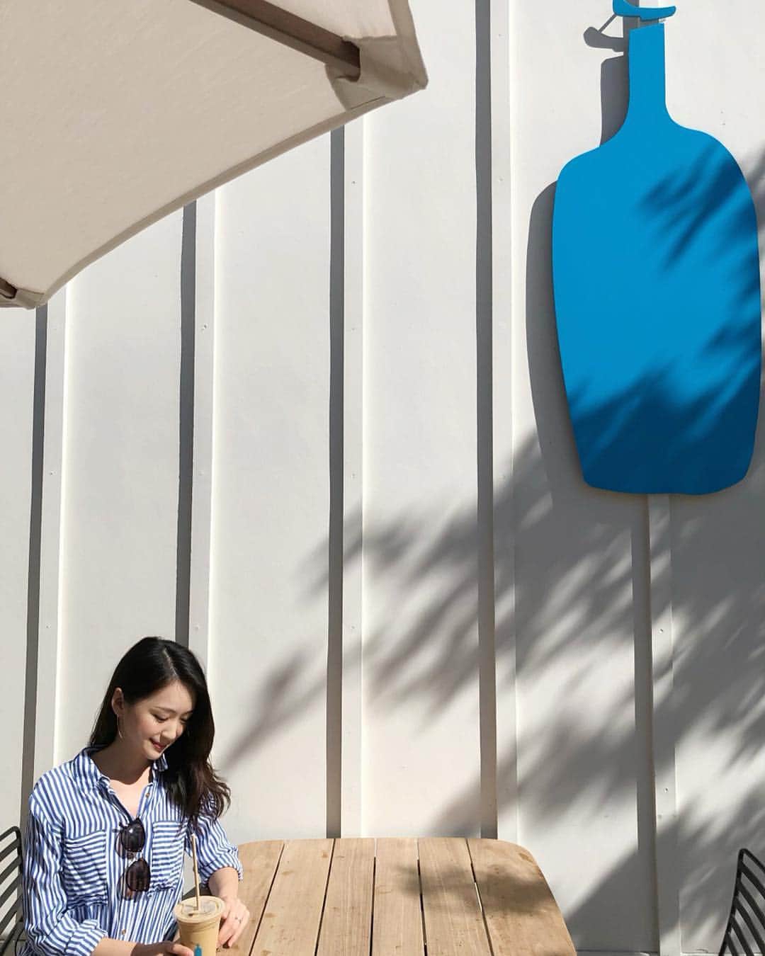 花岡維生のインスタグラム：「Blue Bottle Coffee☕️💙 日本で行けてなかったから嬉しい😆💖 本来の目的だった同じモール内の雑貨屋さんがまだオープンしてなかったから、また行こう😂✨ #bluebottlecoffee  #delmar #sandiego #☕️ #cafe #coffeetime  #カフェ #カフェ巡り #ブルーボトルコーヒー」