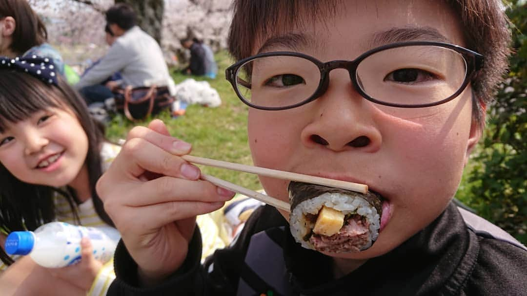 竹内弘一さんのインスタグラム写真 - (竹内弘一Instagram)「仕事前に家族でお花見。鴨川の桜が一番好きです。来年からお客さん呼ぼうかなあ(笑)公共の場所やけど(^^;#お花見 #鴨川 #京都」4月7日 13時42分 - takeuchi_koichi