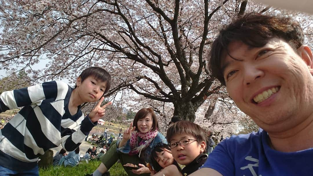 竹内弘一さんのインスタグラム写真 - (竹内弘一Instagram)「仕事前に家族でお花見。鴨川の桜が一番好きです。来年からお客さん呼ぼうかなあ(笑)公共の場所やけど(^^;#お花見 #鴨川 #京都」4月7日 13時42分 - takeuchi_koichi