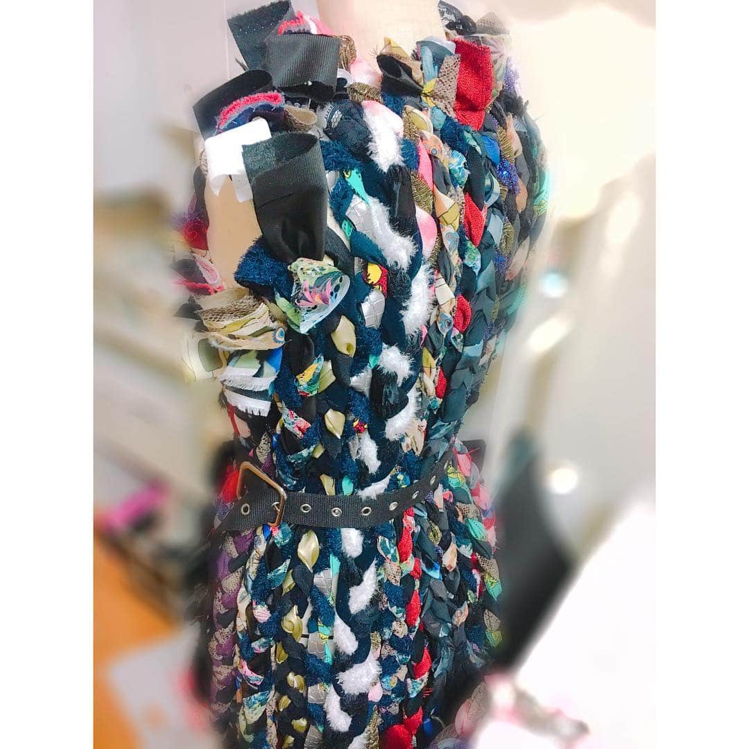 ゆずきさんのインスタグラム写真 - (ゆずきInstagram)「. . YUZUKINGDOM newビジュアル用 . 様々な柄や素材の生地をひたすら三つ編みして、縫い付けている完全パターンなしの立体裁断方式🧵 生地量すごいのでとても重い😂 袖部分には針金が入っているので形が自由に変えられます◎ ライブで着るなら邪魔だから取るかも笑 身内というか、友達とかお世話になってる方からのリアクションが多くてとてもうれし〜〜🥺 . 2nd full ALBUM"DADAISM" わたしの誕生日前日、7月17日発売です！ よろしくおねがいします🦑 . 1枚目○全身はこんなかんじになってます💃 . 2枚目○地鶏〜🐓 . 3枚目○大量の三つ編み . 4枚目○制作途中のバックスタイル . 5枚目○完成版📸 . #衣装製作 #yuzukingdom #dadaism」4月7日 13時43分 - atelier_living_art
