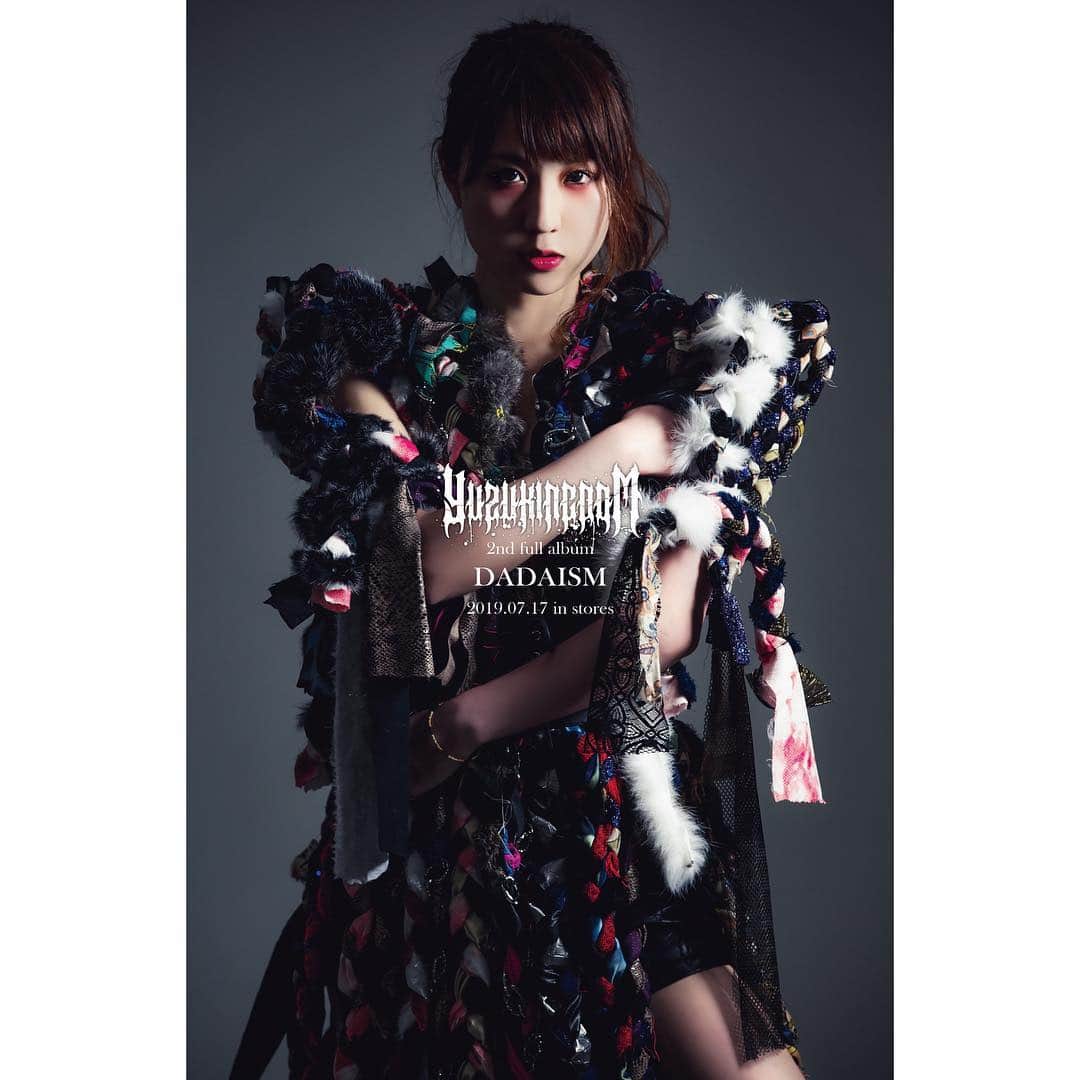 ゆずきさんのインスタグラム写真 - (ゆずきInstagram)「. . YUZUKINGDOM newビジュアル用 . 様々な柄や素材の生地をひたすら三つ編みして、縫い付けている完全パターンなしの立体裁断方式🧵 生地量すごいのでとても重い😂 袖部分には針金が入っているので形が自由に変えられます◎ ライブで着るなら邪魔だから取るかも笑 身内というか、友達とかお世話になってる方からのリアクションが多くてとてもうれし〜〜🥺 . 2nd full ALBUM"DADAISM" わたしの誕生日前日、7月17日発売です！ よろしくおねがいします🦑 . 1枚目○全身はこんなかんじになってます💃 . 2枚目○地鶏〜🐓 . 3枚目○大量の三つ編み . 4枚目○制作途中のバックスタイル . 5枚目○完成版📸 . #衣装製作 #yuzukingdom #dadaism」4月7日 13時43分 - atelier_living_art