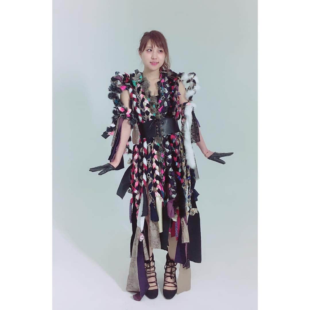 ゆずきのインスタグラム：「. . YUZUKINGDOM newビジュアル用 . 様々な柄や素材の生地をひたすら三つ編みして、縫い付けている完全パターンなしの立体裁断方式🧵 生地量すごいのでとても重い😂 袖部分には針金が入っているので形が自由に変えられます◎ ライブで着るなら邪魔だから取るかも笑 身内というか、友達とかお世話になってる方からのリアクションが多くてとてもうれし〜〜🥺 . 2nd full ALBUM"DADAISM" わたしの誕生日前日、7月17日発売です！ よろしくおねがいします🦑 . 1枚目○全身はこんなかんじになってます💃 . 2枚目○地鶏〜🐓 . 3枚目○大量の三つ編み . 4枚目○制作途中のバックスタイル . 5枚目○完成版📸 . #衣装製作 #yuzukingdom #dadaism」