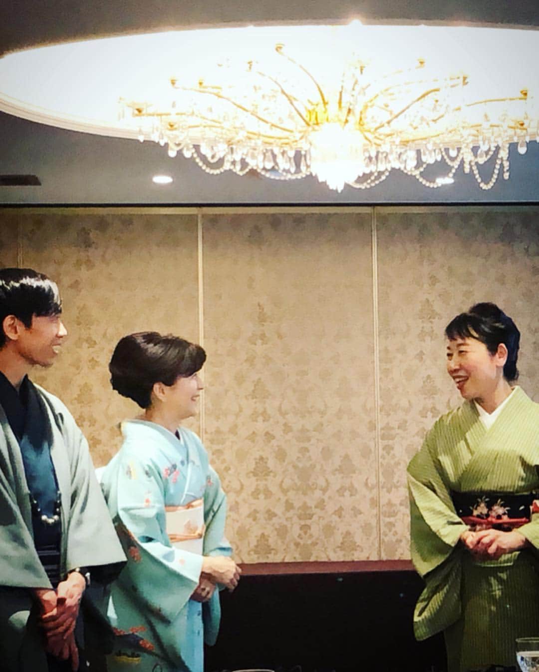 廣瀬規子さんのインスタグラム写真 - (廣瀬規子Instagram)「桜の季節🌸 先日、 @nobnob1111 さんと @miyabi_brandcommunications さん主宰の #トランクいっぱいの京都サロン in 東京 に参加してきました。 * 三越の女将、近藤紀代子さんにご案内頂きながら、日本橋三越周辺を散策した後、江戸時代の越後屋の話から遡り、三越の華麗なる歴史を伺いつつ、本店正面玄関にあるライオン像や本店1階にある天女像のお話など、興味深いお話を沢山聞いてきました。 決して詳しいわけではないのですが、 歴史、文化的なものが好きで、一度スイッチが入るとドキドキが止まらなくなる私w もうすっかり、女将さんと日本橋三越本店の大ファンになって帰ってまいりました。 日本橋三越本店は、2016年に国の重要文化財に指定されています。 毎月第2土曜日、11:30am • 14:30 に店内ツアーを開催されています。（約70分 参加費無料）とても興味深いお話、たくさん伺えます😌 ご興味ある方は是非🌸 * #桜の季節 #日本橋三越本店  #MITSUKOSHI #日本橋 #ライオン #越後屋 #日本初のデパートメントストア  #大理石が沢山使われている内装には #アンモナイトなど化石が沢山 #古き良き #良いものは良い #歴史のちょっとしたお勉強にもなりました #三越日本橋本店のライオン #必勝祈願 #誰にも知られずにライオン像の背にまたがると願いが叶うとか #都市伝説」4月7日 13時48分 - noriko_style