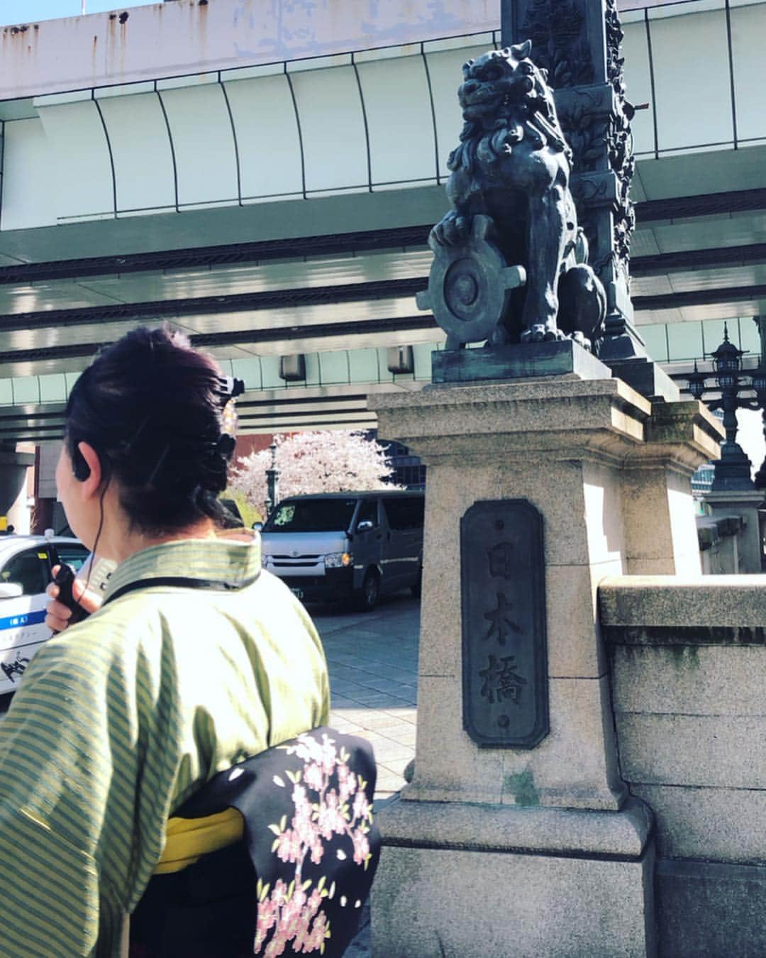 廣瀬規子さんのインスタグラム写真 - (廣瀬規子Instagram)「桜の季節🌸 先日、 @nobnob1111 さんと @miyabi_brandcommunications さん主宰の #トランクいっぱいの京都サロン in 東京 に参加してきました。 * 三越の女将、近藤紀代子さんにご案内頂きながら、日本橋三越周辺を散策した後、江戸時代の越後屋の話から遡り、三越の華麗なる歴史を伺いつつ、本店正面玄関にあるライオン像や本店1階にある天女像のお話など、興味深いお話を沢山聞いてきました。 決して詳しいわけではないのですが、 歴史、文化的なものが好きで、一度スイッチが入るとドキドキが止まらなくなる私w もうすっかり、女将さんと日本橋三越本店の大ファンになって帰ってまいりました。 日本橋三越本店は、2016年に国の重要文化財に指定されています。 毎月第2土曜日、11:30am • 14:30 に店内ツアーを開催されています。（約70分 参加費無料）とても興味深いお話、たくさん伺えます😌 ご興味ある方は是非🌸 * #桜の季節 #日本橋三越本店  #MITSUKOSHI #日本橋 #ライオン #越後屋 #日本初のデパートメントストア  #大理石が沢山使われている内装には #アンモナイトなど化石が沢山 #古き良き #良いものは良い #歴史のちょっとしたお勉強にもなりました #三越日本橋本店のライオン #必勝祈願 #誰にも知られずにライオン像の背にまたがると願いが叶うとか #都市伝説」4月7日 13時48分 - noriko_style