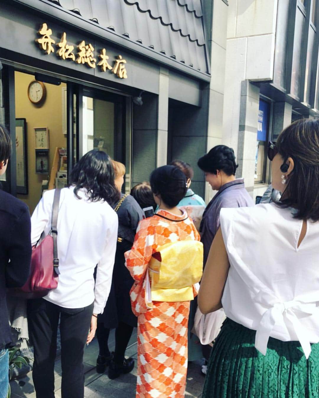 廣瀬規子さんのインスタグラム写真 - (廣瀬規子Instagram)「桜の季節🌸 先日、 @nobnob1111 さんと @miyabi_brandcommunications さん主宰の #トランクいっぱいの京都サロン in 東京 に参加してきました。 * 三越の女将、近藤紀代子さんにご案内頂きながら、日本橋三越周辺を散策した後、江戸時代の越後屋の話から遡り、三越の華麗なる歴史を伺いつつ、本店正面玄関にあるライオン像や本店1階にある天女像のお話など、興味深いお話を沢山聞いてきました。 決して詳しいわけではないのですが、 歴史、文化的なものが好きで、一度スイッチが入るとドキドキが止まらなくなる私w もうすっかり、女将さんと日本橋三越本店の大ファンになって帰ってまいりました。 日本橋三越本店は、2016年に国の重要文化財に指定されています。 毎月第2土曜日、11:30am • 14:30 に店内ツアーを開催されています。（約70分 参加費無料）とても興味深いお話、たくさん伺えます😌 ご興味ある方は是非🌸 * #桜の季節 #日本橋三越本店  #MITSUKOSHI #日本橋 #ライオン #越後屋 #日本初のデパートメントストア  #大理石が沢山使われている内装には #アンモナイトなど化石が沢山 #古き良き #良いものは良い #歴史のちょっとしたお勉強にもなりました #三越日本橋本店のライオン #必勝祈願 #誰にも知られずにライオン像の背にまたがると願いが叶うとか #都市伝説」4月7日 13時48分 - noriko_style