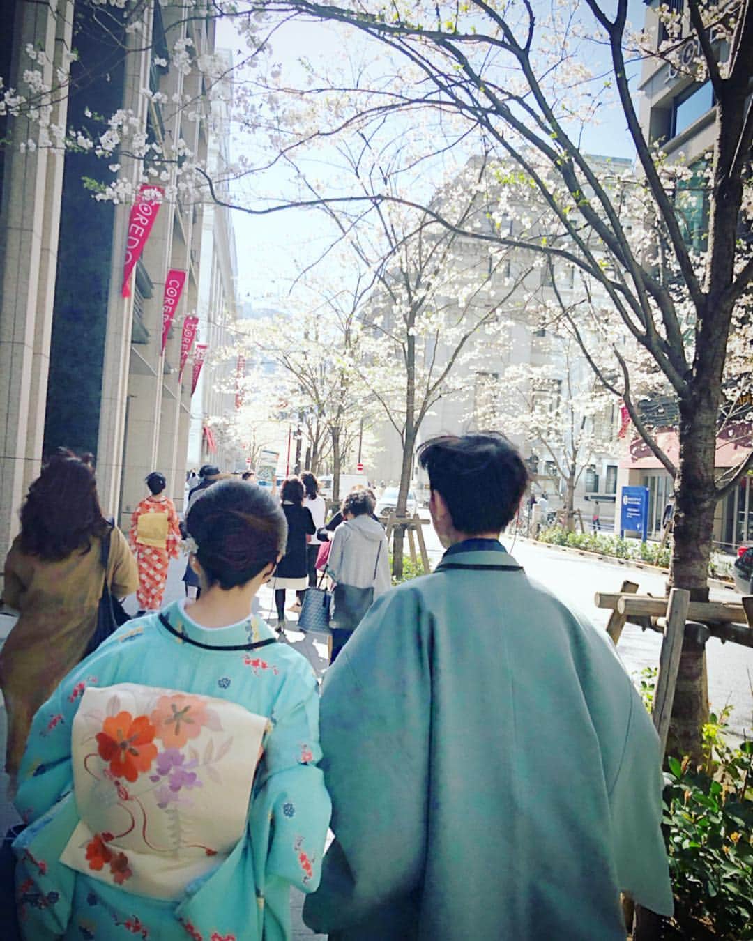 廣瀬規子さんのインスタグラム写真 - (廣瀬規子Instagram)「桜の季節🌸 先日、 @nobnob1111 さんと @miyabi_brandcommunications さん主宰の #トランクいっぱいの京都サロン in 東京 に参加してきました。 * 三越の女将、近藤紀代子さんにご案内頂きながら、日本橋三越周辺を散策した後、江戸時代の越後屋の話から遡り、三越の華麗なる歴史を伺いつつ、本店正面玄関にあるライオン像や本店1階にある天女像のお話など、興味深いお話を沢山聞いてきました。 決して詳しいわけではないのですが、 歴史、文化的なものが好きで、一度スイッチが入るとドキドキが止まらなくなる私w もうすっかり、女将さんと日本橋三越本店の大ファンになって帰ってまいりました。 日本橋三越本店は、2016年に国の重要文化財に指定されています。 毎月第2土曜日、11:30am • 14:30 に店内ツアーを開催されています。（約70分 参加費無料）とても興味深いお話、たくさん伺えます😌 ご興味ある方は是非🌸 * #桜の季節 #日本橋三越本店  #MITSUKOSHI #日本橋 #ライオン #越後屋 #日本初のデパートメントストア  #大理石が沢山使われている内装には #アンモナイトなど化石が沢山 #古き良き #良いものは良い #歴史のちょっとしたお勉強にもなりました #三越日本橋本店のライオン #必勝祈願 #誰にも知られずにライオン像の背にまたがると願いが叶うとか #都市伝説」4月7日 13時48分 - noriko_style