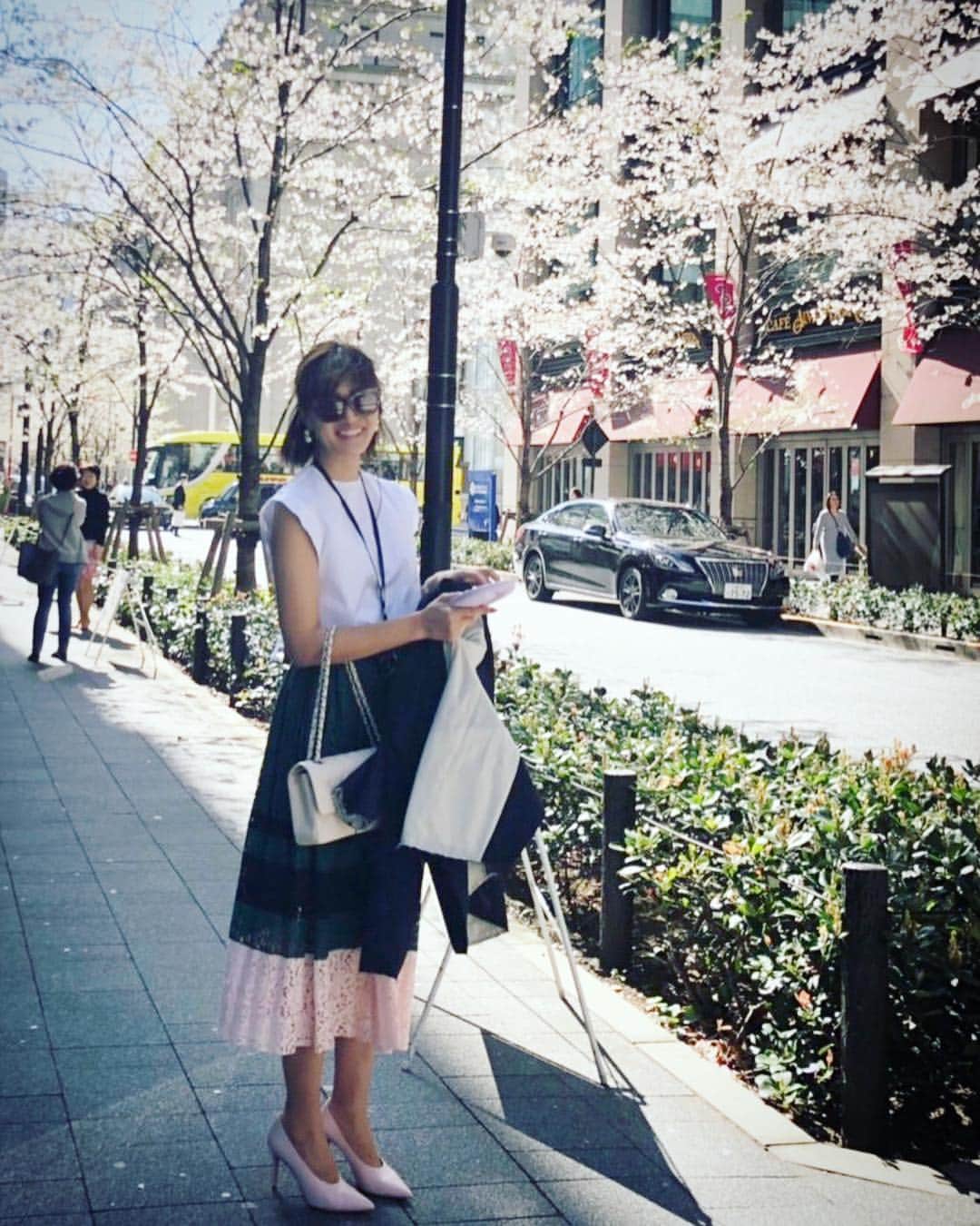 廣瀬規子さんのインスタグラム写真 - (廣瀬規子Instagram)「桜の季節🌸 先日、 @nobnob1111 さんと @miyabi_brandcommunications さん主宰の #トランクいっぱいの京都サロン in 東京 に参加してきました。 * 三越の女将、近藤紀代子さんにご案内頂きながら、日本橋三越周辺を散策した後、江戸時代の越後屋の話から遡り、三越の華麗なる歴史を伺いつつ、本店正面玄関にあるライオン像や本店1階にある天女像のお話など、興味深いお話を沢山聞いてきました。 決して詳しいわけではないのですが、 歴史、文化的なものが好きで、一度スイッチが入るとドキドキが止まらなくなる私w もうすっかり、女将さんと日本橋三越本店の大ファンになって帰ってまいりました。 日本橋三越本店は、2016年に国の重要文化財に指定されています。 毎月第2土曜日、11:30am • 14:30 に店内ツアーを開催されています。（約70分 参加費無料）とても興味深いお話、たくさん伺えます😌 ご興味ある方は是非🌸 * #桜の季節 #日本橋三越本店  #MITSUKOSHI #日本橋 #ライオン #越後屋 #日本初のデパートメントストア  #大理石が沢山使われている内装には #アンモナイトなど化石が沢山 #古き良き #良いものは良い #歴史のちょっとしたお勉強にもなりました #三越日本橋本店のライオン #必勝祈願 #誰にも知られずにライオン像の背にまたがると願いが叶うとか #都市伝説」4月7日 13時48分 - noriko_style