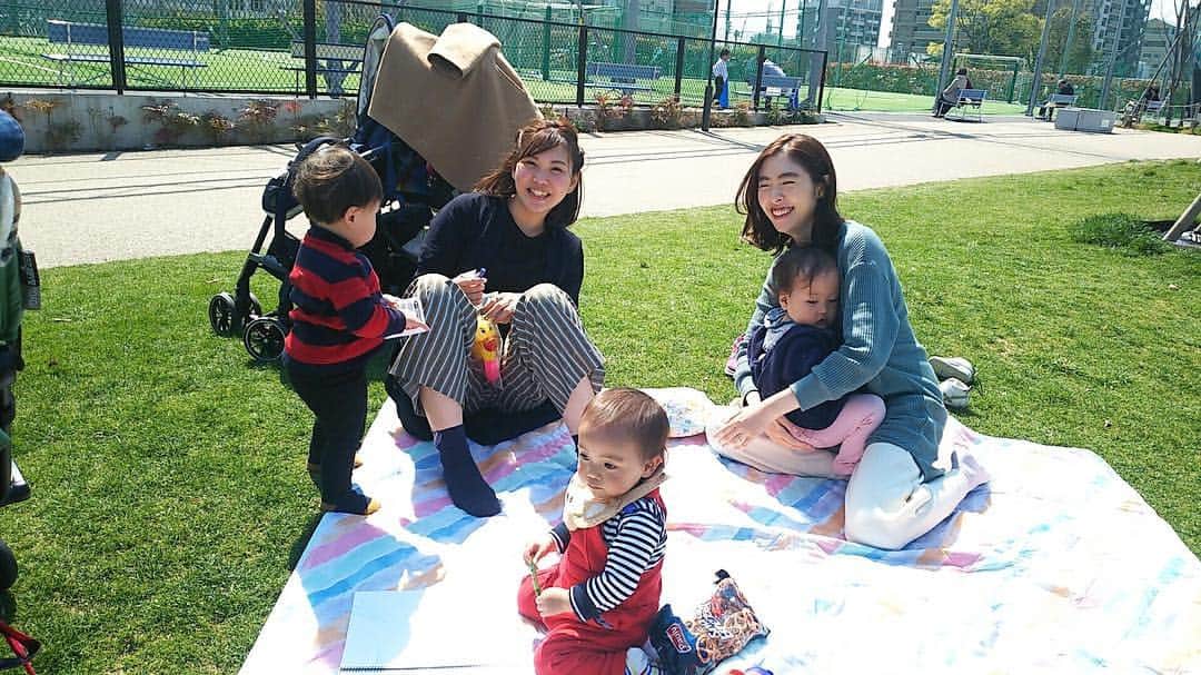 菅野広恵さんのインスタグラム写真 - (菅野広恵Instagram)「＊＊＊ 【子連れおすすめスポット】 始めて行ったテンシバ‼︎ 子連れにかなり最高な場所でした✨ 御堂筋線の天王寺駅にあります‼︎ ・ この日のスケジュールは🗓 11時＊天王寺動物園 →子供達動物を指差したり「あ！あ！」と指差ししていて楽しそうでした✨ ・ 12時＊カフェでランチ →テンシバの施設内にあるカフェでランチ！ソファー席なのでかなり助かりました！ 芝生で最初食べようかと思いましたがら机もないのでひっちゃけめっちゃかになりそうなので、カフェで食べて正解◎ ・ 14時＊テンシバでお遊び →ママたちはコーヒーを買って、子供たちはシートの上でお絵かきしたり、シャボン玉したり、おもちゃで遊んだり快適すぎました😚 ・ シートが大きかったので、子供たちもシートの上で遊んでくれてたんだと思い、子連れはシート大きみ大事だな！と思いました^_^ ・ 天王寺今まであまり行ったことなかったけれど、空いてるし、天王寺内で色々できるし、すごくよかったです！ ポカポカの時期は何度かテンシバいきたいと思いました^_^ ・ ・ #ママリ  #新米ママ  #男の子ママ  #育児日記  #ベビフル #親子リンクコーデ #ママコーデ #ママコーディネート  #1歳4ヶ月  #赤ちゃんの成長 #育児中  #関西ママ #関西ママ友募集  #プチプラコーデ #親バカ部ig_baby  #赤ちゃんとお出かけ #ママファッション #生後16ヶ月 #赤ちゃんのいる生活  #mamagirl  #ママファッション #ママファッションプチプラ  #ママグッズ #2017_autumn_baby部  #プチプラファッション #関東ママ友募集  #親子コーデ #天王寺ランチ  #野菜ソムリエプロ #子連れおすすめスポット  #子連れスポット」4月7日 13時51分 - hiroesugano