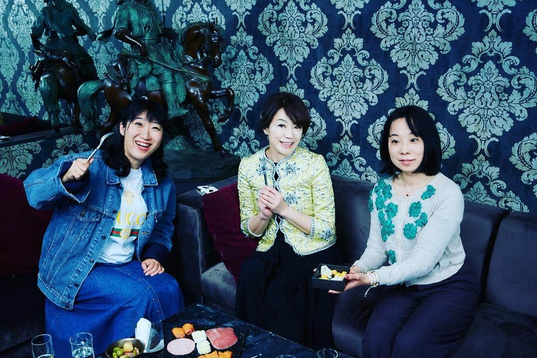 田中杏子さんのインスタグラム写真 - (田中杏子Instagram)「SENSEの連載 CLUB AKO。 第2回目のチーママ ゲストは大宮エリー  相変わらずオモロ視点オモロトークは健在のエリーさん。  東大卒で広告代理店を経て、 映画監督や小説家などを経験し、 今では華麗な芸術家に転身。 多才なエリーの男性観とは？  SENSE5月号にて。  #akotanaka #sense #clubako ＠大宮エリー」4月7日 13時58分 - akoakotanaka