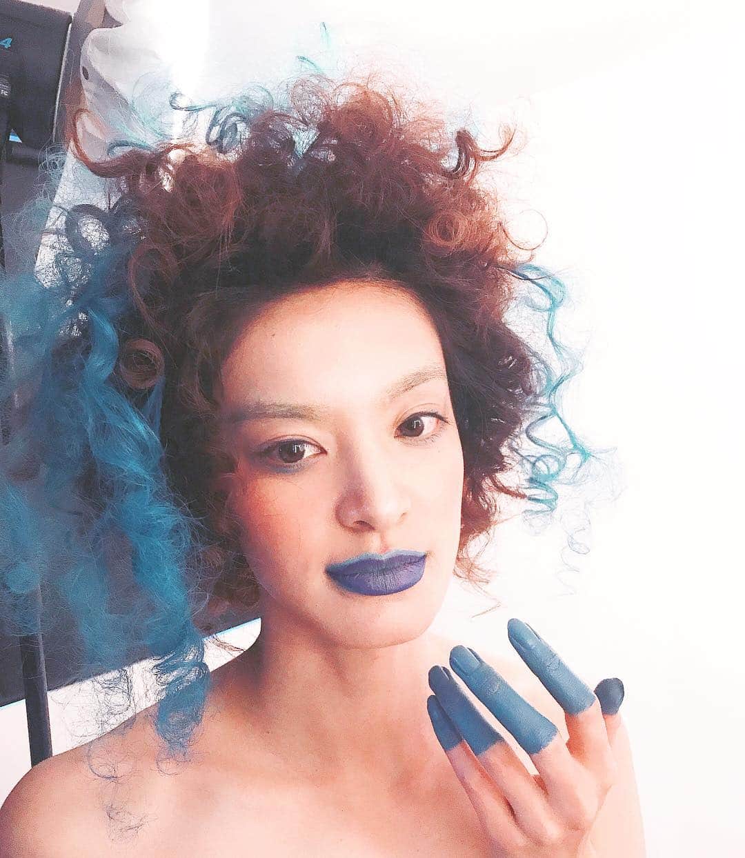 のインスタグラム：「_____________________Off shot creative . Hair @toshinarikokubun  Make.paint @tmm_238 . . . . #art#creative #bluemakeup  #paint#makeup #クリエイティブ #ヘアースタイリスト #メイクアップ #ペイント」