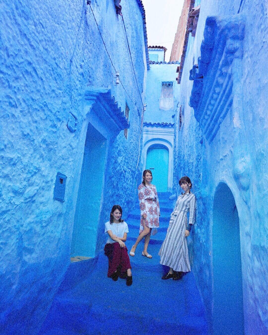 戸崎奈津さんのインスタグラム写真 - (戸崎奈津Instagram)「Chefchaouene,Blue city of Morocco 💙 モロッコの青い街・ シャウエンの有名な階段✨🇲🇦 ここにたどり着くまで、 飛行機と車(5時間)で30時間弱✈︎ 移動はなかなか過酷だけど🙄 この美しい街並みは頑張って行く価値あり！！💙🦋 . 半年前の旅だけど撮りすぎた写真を 記憶が薄れないうちに整理します🤣  #モロッコ #シャウエン #シェフシャウエン #青い街 #モロッコ旅行 #海外旅行 #女子旅 #アフリカ大陸 #旅好き #写真 #エミレーツ航空 #Morocco #chefchaouen #chaouen #Bluecity #ilovemorocco #travel #travelgram  #moroccotravel #🇲🇦 #exotic #beautiful #blue #worldtrip #Natsu_trip🌸 #旅フォト」4月7日 14時11分 - naa_tsu0827