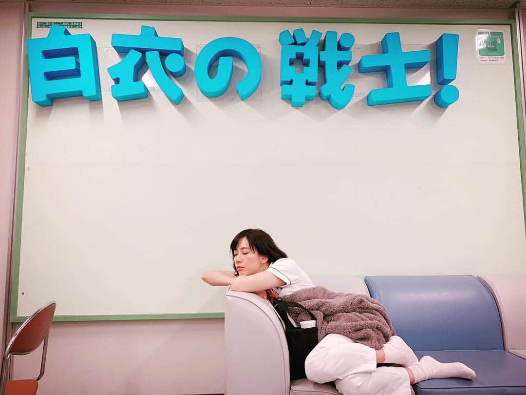 水川あさみのインスタグラム：「睡魔と戦い中 #白衣の戦士」