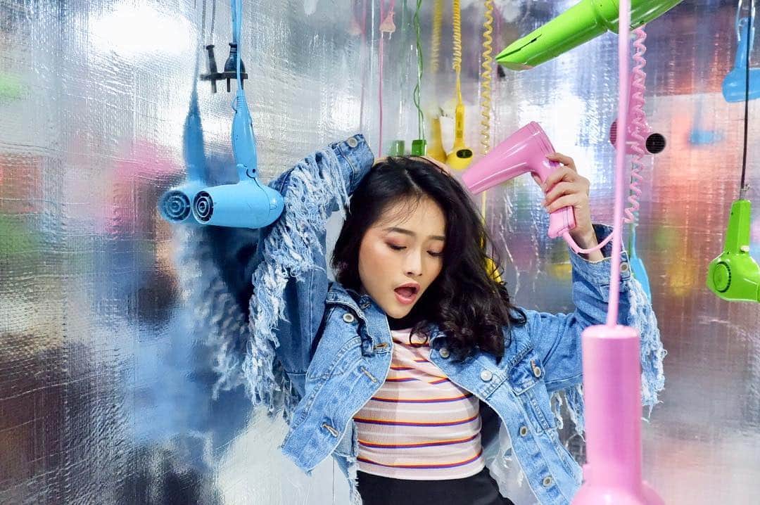 ロナ・アングラエニのインスタグラム：「“Iya ini otw” = masih hairdryeran . . #ussarcade #ussarcadexmoja」