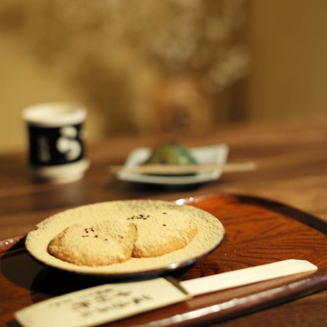 木本泉さんのインスタグラム写真 - (木本泉Instagram)「-﻿ 焼きよもぎ餅を食べに🍡行ったけど、、、﻿ やっぱり安倍川餅も食べたくてオーダー😋﻿ ﻿ 妹はいちごあんみつ🍓﻿ 姪っ子は、いちごに大興奮👶﻿ 必死でした 笑﻿ 子供はみんないちご大好きですね❤️﻿ ﻿ 中村軒のお餅は、いつ食べても美味しい😊﻿ 大好物です！﻿ ﻿ ﻿ #中村軒#京都#よもぎ餅#安倍川餅#いちごあんみつ#春#春メニュー」4月7日 14時16分 - izumikimoto