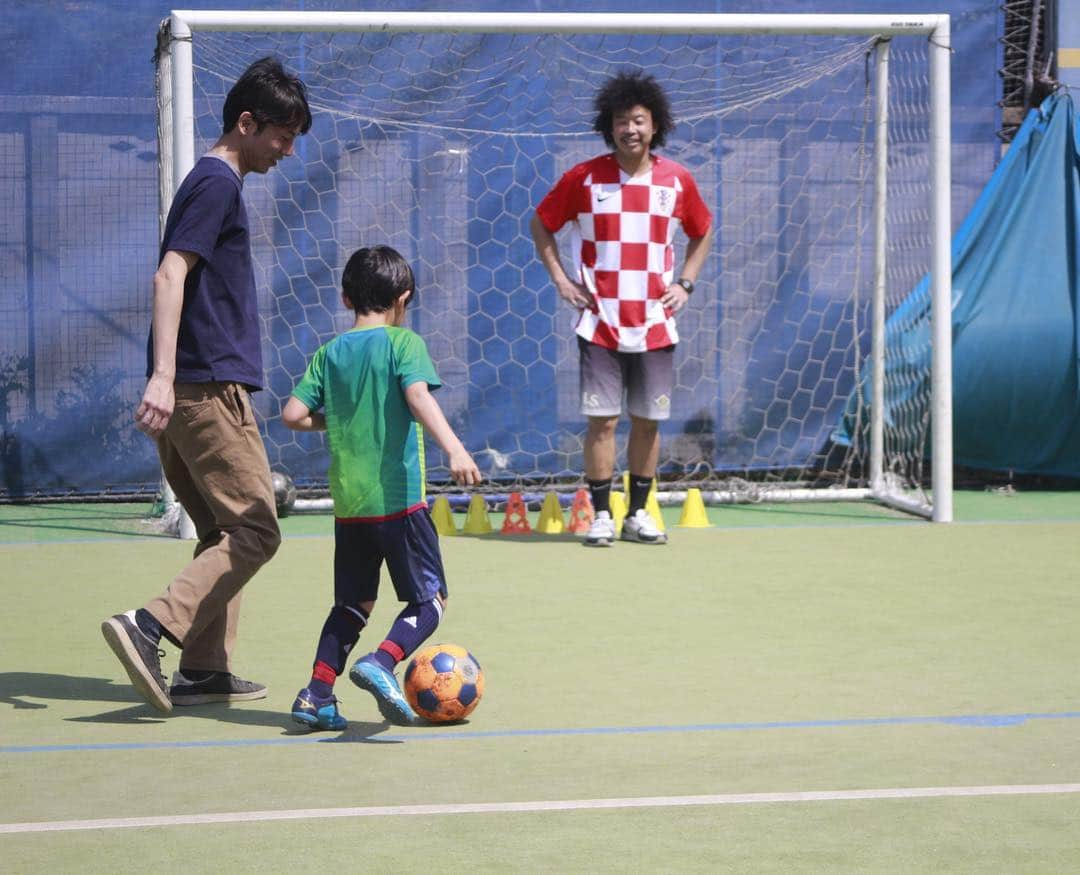 横田陽介さんのインスタグラム写真 - (横田陽介Instagram)「国分寺フットボールフェスタ2019 パライーゾ国分寺のフットサルコート4面を貸し切って、総勢300人以上の人で賑わいました。 ご協力くださった皆さん、ありがとうございました⚽️ 1枚目 Ball Beat Crewパフォーマンス 2枚目 ジュニアフットサル大会 表彰式 3枚目 親子サッカー教室  #国分寺フットボールフェスタ #ballbeat #ballbeatcrew #KBJlife」4月7日 14時18分 - yosukeyokota