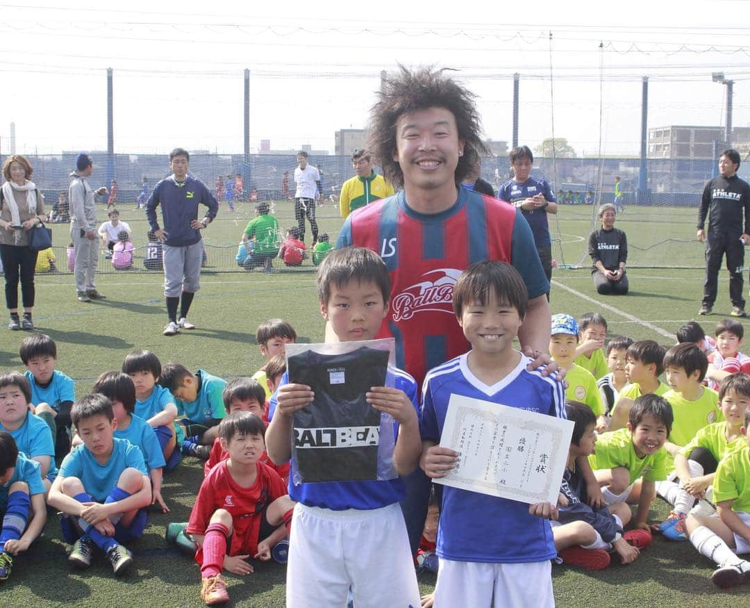 横田陽介さんのインスタグラム写真 - (横田陽介Instagram)「国分寺フットボールフェスタ2019 パライーゾ国分寺のフットサルコート4面を貸し切って、総勢300人以上の人で賑わいました。 ご協力くださった皆さん、ありがとうございました⚽️ 1枚目 Ball Beat Crewパフォーマンス 2枚目 ジュニアフットサル大会 表彰式 3枚目 親子サッカー教室  #国分寺フットボールフェスタ #ballbeat #ballbeatcrew #KBJlife」4月7日 14時18分 - yosukeyokota