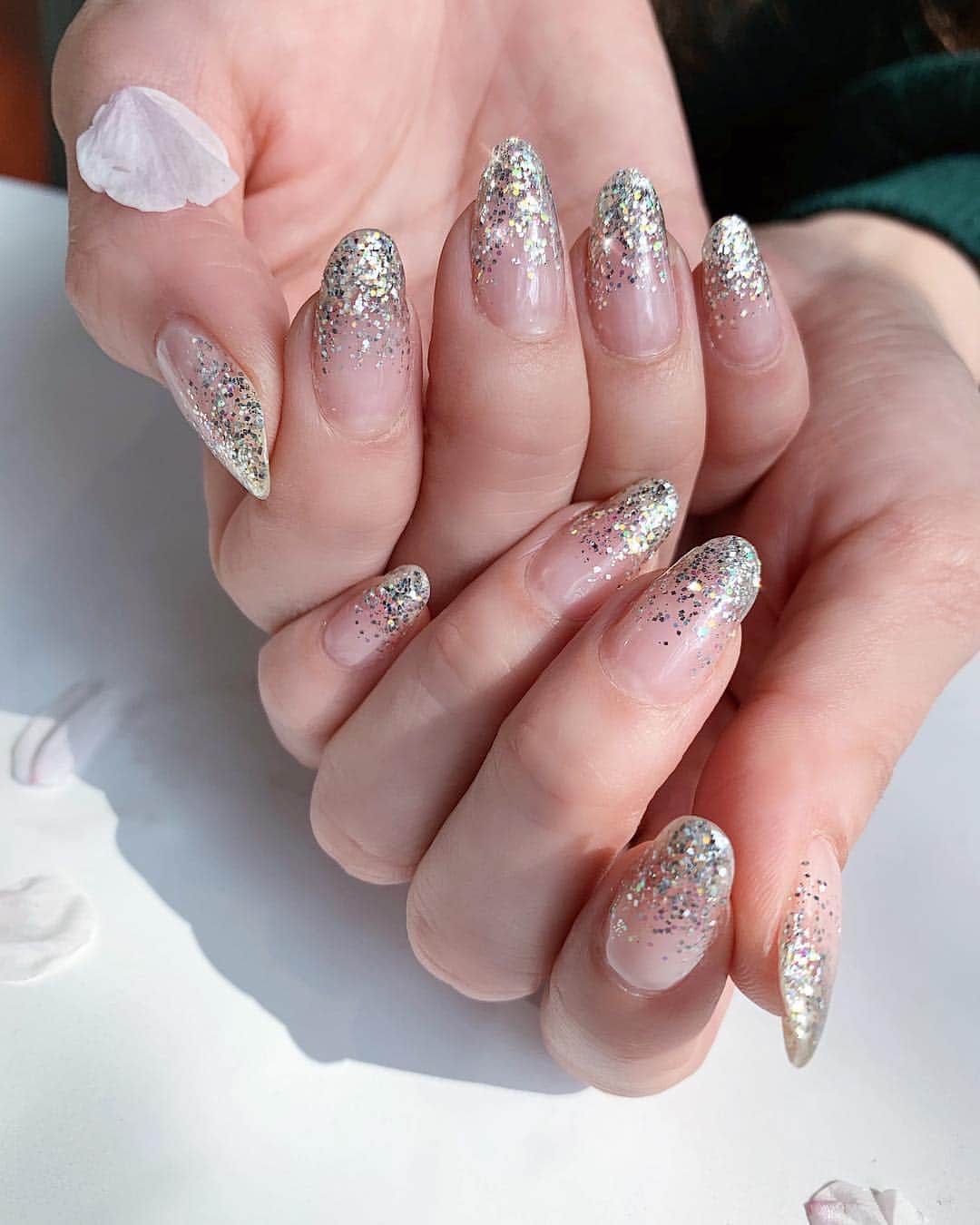 山崎みどりさんのインスタグラム写真 山崎みどりinstagram New Self Nail ゴールドとシルバー オーロラ ブルーのラメをmix 桜の花びらも一緒に Newnail Nail Selfnail ネイルデザイン 大人ネイル クリアネイル ジェルネイル Nail