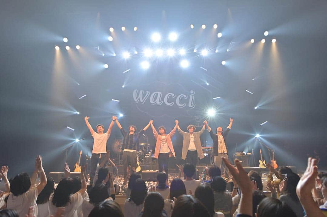 wacciさんのインスタグラム写真 - (wacciInstagram)「wacci47都道府県ツアー完走！！ 約半年かけてまわった全国ツアーのファイナルを神奈川県民ホールにて終えました。全国のみなさん本当にありがとうございました！ これからもwacciを宜しくお願いします！ #wacci #47都道府県ツアー #神奈川県民ホール #ファイナル #ツアー #ライブ #live」4月7日 14時26分 - wacci_official