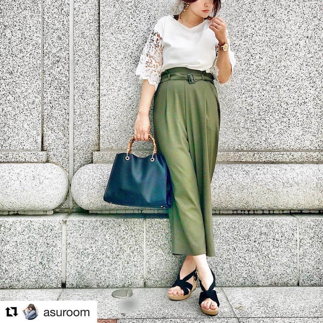 パシオスさんのインスタグラム写真 - (パシオスInstagram)「Repost @asuroom ・・・ 今日は#表参道 へ🌸😌 気になってた剥げたネイル💅を 直せたから、 気分がスッキリです😌💓 . . . #コーデ は、 アンバサダーをやらせていただいてる #パシオス(@paseos_official )で、 揃えたモノ☺️💓 . . 白×カーキの組み合わせは、 大人っぽいのに爽やかで、 個人的に、 春夏にすごくオススメな 色合わせです☺️💕 . . とても#プチプラ には 見えなくて、 お気に入りです☺️💓 . . 今発売してる商品なので 気になる方は、お早めに😌💕 . . . . .  カットソー▶︎1900円 (品番:4110167301) パンツ▶︎1900円 (品番:4353113603)  タンクトップ▶︎980円 (品番:4110167082) サンダル▶︎1900円 (品番:3152008001) . .  サンダルがふわっふわで歩きやすすぎて、色違いで買えばよかった‼️ (👉スワイプ２枚め) . . 今、パシオスのアプリダウンロードすると、 お得なクーポン貰えるそうですよん☺️💕 . . . . ※勝手に【#パシオスコーデ部 】はじめました❤w パシオス仲間の入部お待ちしてますっ☺❤← . . 【パシオス公式アカウント】 →(@paseos_official ) . . . .  #お洒落さんと繋がりたい #おしゃれさんと繋がりたい #プチプラコーデ#パンツコーデ#ママファッション#ママ#男の子ママ#mamagirl#mineby3mootd #ponte_fashion#PR#パシオスコーデ#大人カジュアルコーデ #シンプルコーデ」4月7日 14時29分 - paseos_official