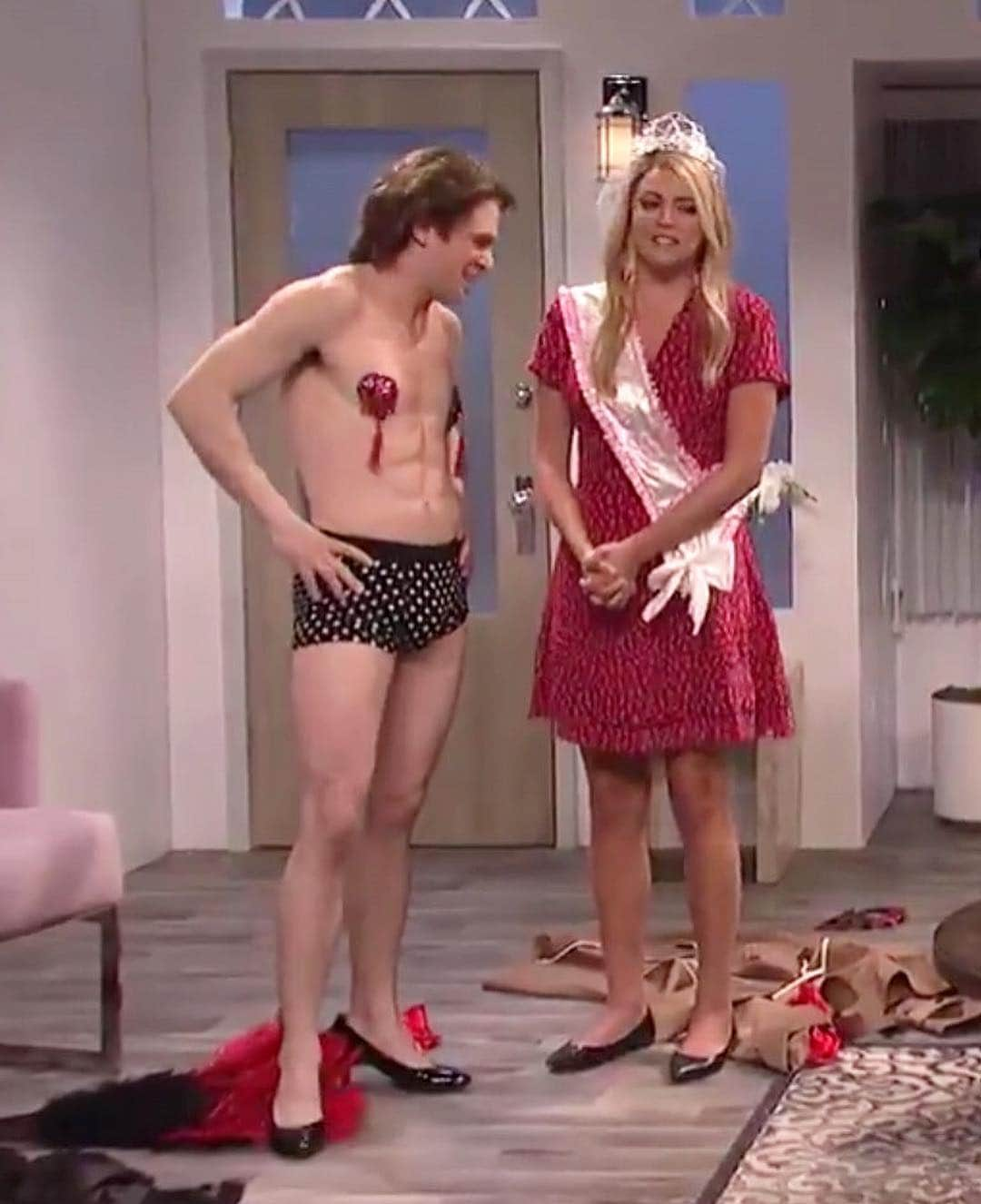 Just Jaredさんのインスタグラム写真 - (Just JaredInstagram)「Kit Harington shows off his incredible physique while stripping down for an @nbcsnl sketch. Watch the full video now on JustJared.com! #KitHarington #SNL #SaturdayNightLive Photos: NBC」4月7日 14時42分 - justjared