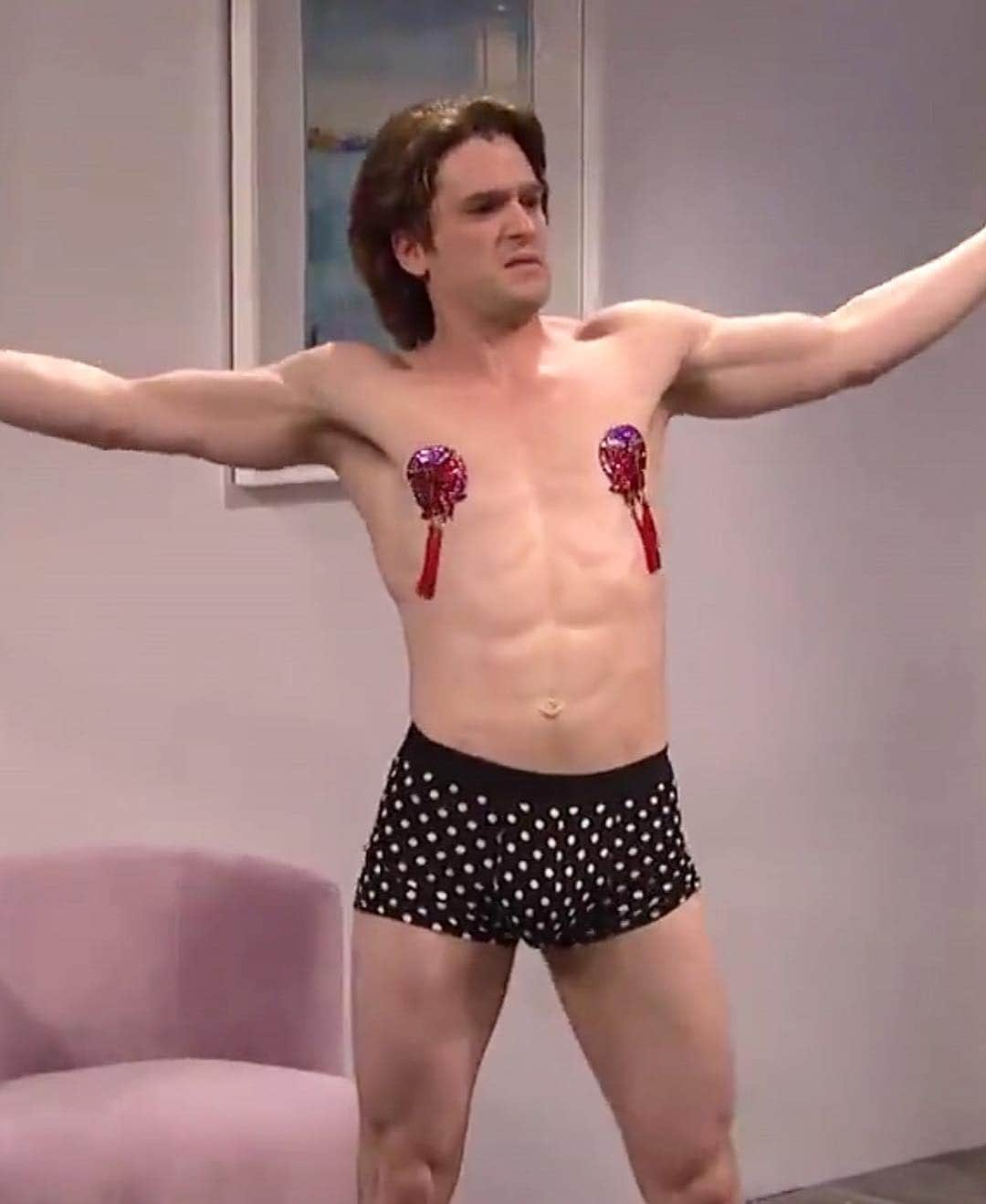 Just Jaredさんのインスタグラム写真 - (Just JaredInstagram)「Kit Harington shows off his incredible physique while stripping down for an @nbcsnl sketch. Watch the full video now on JustJared.com! #KitHarington #SNL #SaturdayNightLive Photos: NBC」4月7日 14時42分 - justjared