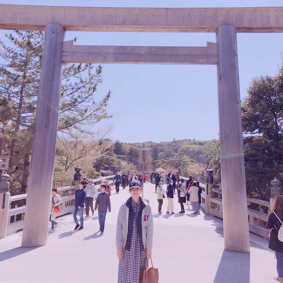 龍真咲さんのインスタグラム写真 - (龍真咲Instagram)「こんにちわ☀️ お花見日和ですね🍡 実家の桜も満開です🌸 平成も間もなく終わるという事で、伊勢神宮参拝させて頂きました。 松坂牛を頂く予定が時間がなく…近々リベンジします🐄✨✨ それにしてもあったかい。。 そして眠い。。 野球を見ながらのこのひととき。。 ヤバイですね💦💦💦 皆さんはなにをしてお過ごしでしょう❓ 素敵な日曜日をー😆」4月7日 14時52分 - masaki_ryu