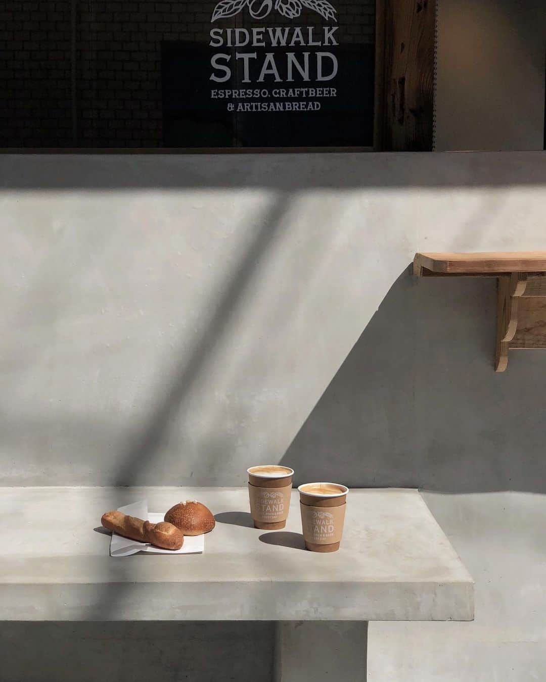 徐琁さんのインスタグラム写真 - (徐琁Instagram)「Sidewalk 新店很可愛啊 咖啡跟麵包水準都很高 長條的牛奶法棍🥖超好吃 目黑區又多了一家可以去的了 （目前還沒有打卡點） 地址：目黑區祐天寺1-26-11 #祐天寺#tokyocafe」4月7日 14時56分 - cos55555