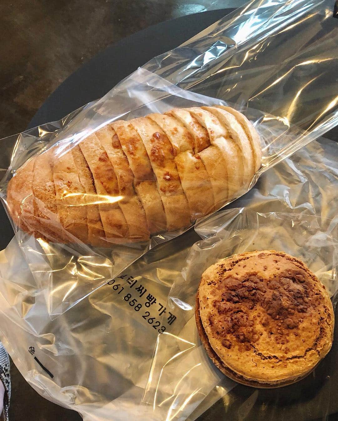Choi Somiさんのインスタグラム写真 - (Choi SomiInstagram)「⠀⠀⠀⠀⠀ #글랜더 #glander  벌교 오면 꼭 들르는 모리씨빵가게 🍞🥖건강한 맛이 일품에 “자기야”라고 부르시는 친절한 사장님👩🏻‍🍳 따뜻한 커피랑 먹으면 행복 그 자체」4月7日 14時59分 - cxxsomi