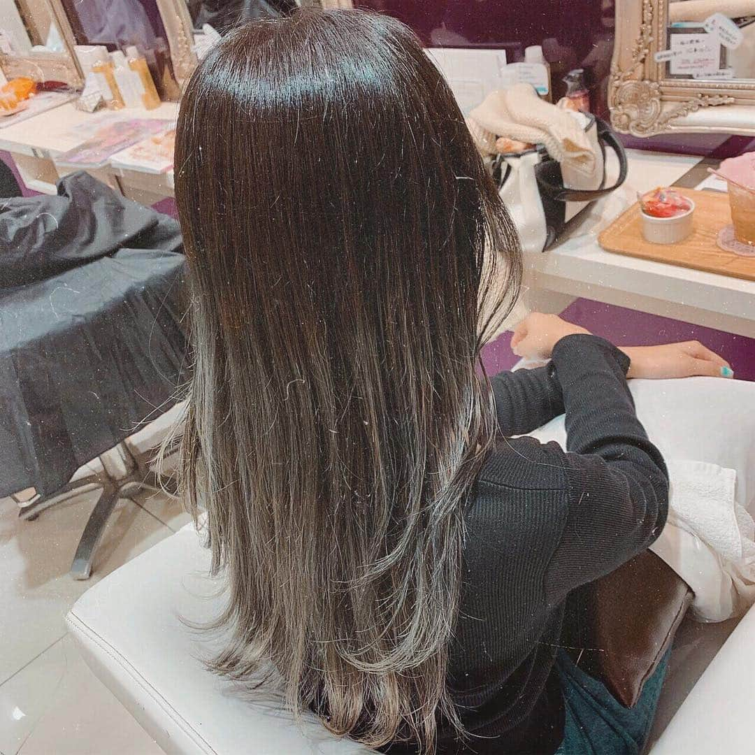 馬詰まほさんのインスタグラム写真 - (馬詰まほInstagram)「New hair color🦋🌙 . 二枚目に無加工の写真載せてるよ！ 同じcolorにしたい子が居たら参考までに🥺✌︎ . Thanks. @happiness.suguru 💚」4月7日 15時00分 - mahorin.1993