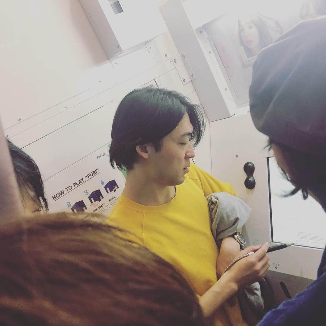 吉澤響さんのインスタグラム写真 - (吉澤響Instagram)「昨日はガレージでセカイイチとわっちのライブでした。お越しいただいたみなさん、どうもありがとう！ . 昨日はバタバタしてて全然写真撮れなくて、この2枚だけ。わっちの誕生日とセカイイチのデビュー記念日ということで、記念写真的な特典がいいよねという流れでおっさん6人でプリクラを撮ってきました笑 . 1枚目はニヤニヤしながらプリクラのタッチパネルを操作するおすな。2枚目は真剣な面持ちでプリクラに何かを書いているまあくん。」4月7日 15時08分 - yszwkdr