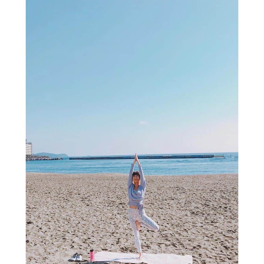 小坂温子さんのインスタグラム写真 - (小坂温子Instagram)「YOLO.style vol.7のP64、65ページに 「女子トレ旅」でゆうこちゃんと出演してます‼️💕 是非チェックして下さい😆🤗 🧘‍♀️✨🕺✨👩‍❤️‍💋‍👩✨ 砂浜でのヨガは、とても心地良く爽やかで🏖✨ 良い気分でした😌☺️🌸🏖🧘‍♀️💓 この撮影の時に熱海に行ったことが楽しくて、その時知った熱海花火大会を、先日早速見に行って来ました😆🎇 またupします🧨🎆 #yolo #yolostyle  #ヨガ #木のポーズ  #女子トレ #女子トレ旅 #熱海 #いいところ  #また行きたくなる  #熱海サンビーチ  #熱海城 🏯 #熱海プリン 🍮🤤 #だいすきな先生  #ゆうこちゃん」4月7日 20時42分 - kosaka_atsuko