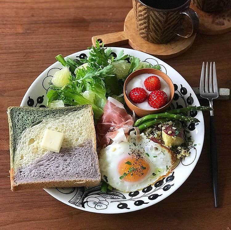 のインスタグラム：「. よもぎとブルーベリーのステキな3色パンです🍞🌿 . オーガニック料理やオーガニックドリンクを投稿する時は是非「#ベジ部」と「#todaysvege」のハッシュタグをつけて投稿してください🌿 素敵な投稿はベジ部がリポストします！ みなさんで健康な毎日をシェアしましょう😊 . ベジ部には、オーガニックの楽しさを共有する無料のコミュニティがあります♪ オーガニックに関わる情報交換や交流の場として、ぜひお気軽にご参加ください✨ 詳しくはプロフィールのURLをチェック✔️ . Repost from @kokochiyoi  2019/03/23 雨がしとしと 土曜日の#朝ごパン。 #ロータスバゲット の 3色食パン♡ #目玉焼き、アスパラ、 さつまいものキヌアサラダ、 パール柑と春菊の#サラダ、 生ハム、 いちごヨーグルト、 フレンチプレスで淹れた #コーヒー。 ✳︎ ✳︎ ✳︎ なみなみ模様がかわいい ロータスの オリジナルミックスパン(2枚目)。 よもぎとブルーベリーの味も しっかり感じられました♡ ✳︎ ✳︎ ✳︎ スーパーで見つけた #熊本県産#パール柑。 ジューシーでおいしい〜♡♡ #朝ごはん #朝食 #ワンプレート #ワンプレートごはん #ワンプレート朝ごはん #ワンプレート朝食 #ロータス #パン #食パン #パンスタグラム #おうちごはん #今日のごはん #春菊 #キヌア #スーパーフード #オーガニック #ブラックパラティッシ #パラティッシ #城進 #クチポール」