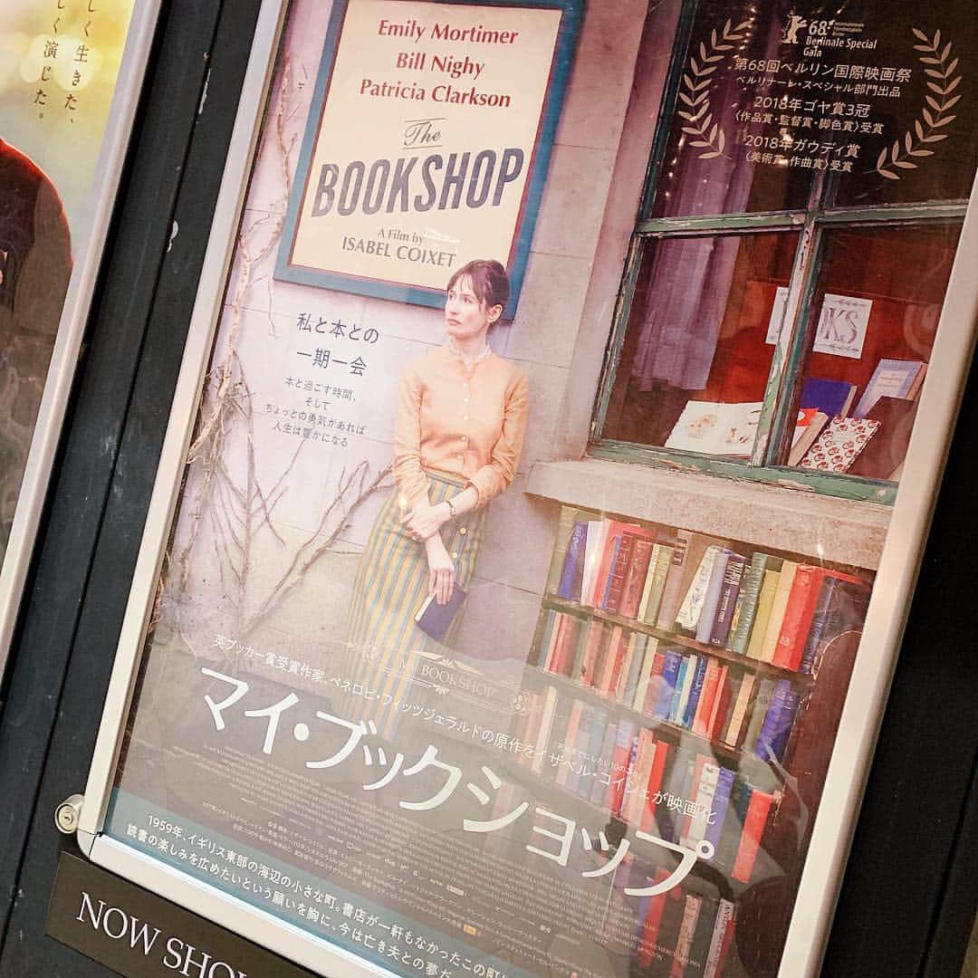 片岡信和さんのインスタグラム写真 - (片岡信和Instagram)「#マイブックショップ  #lalibreria ・ 本当に良い映画は、 気がつけば映画だという事を忘れさせてくれる。 そして、僕はこの人の笑顔を忘れないと思った。 ・ 心から楽しんでいる姿は、 見ている僕まで幸せにしてくれたから。 たぶん、それこそが星の数ほどいる役者の中でも輝く、 まぎれもない「個性」なんだと思う。 ・ ていうか好きだ(笑) ・ #映画 #映画鑑賞 #映画好きな人と繋がりたい #映画館 #エミリーモーティマー #ビルナイ #movie #lovemovie #emilymortimer #billnighy ・ I love her smile...」4月7日 15時21分 - shinwakataoka