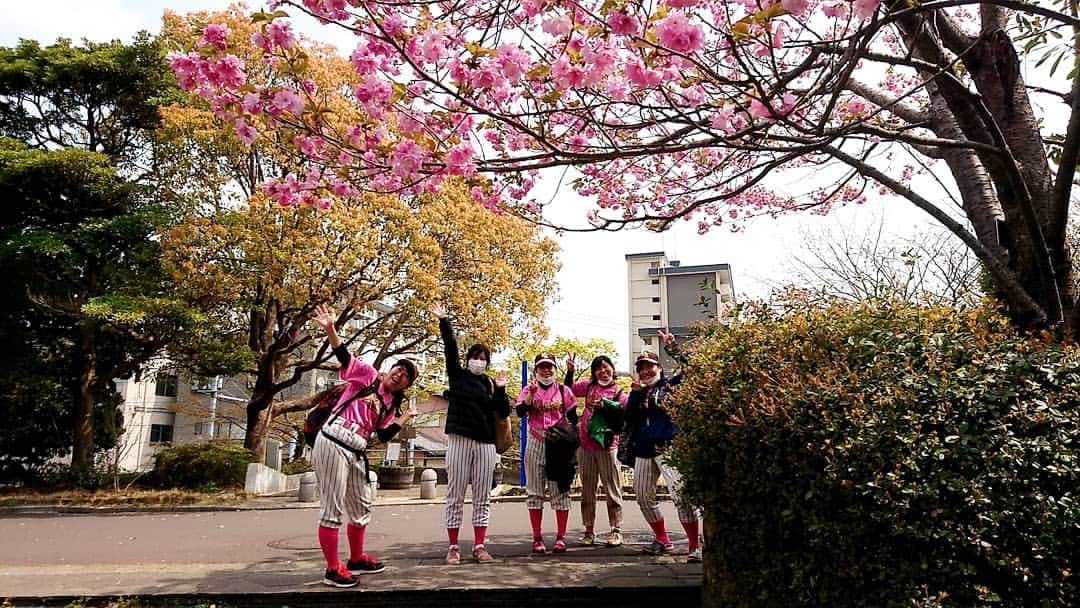 桜花さんのインスタグラム写真 - (桜花Instagram)「ミラクルキッシーズ大会！ 試合でした！🍀9対3！  負けてしまったが、本当によい試合でした！＼(^^)／ゴーゴーキッシーズ🌷✨ #ミラクルキッシーズ #野球  #女芸人  #baseball」4月7日 15時13分 - mountainohka