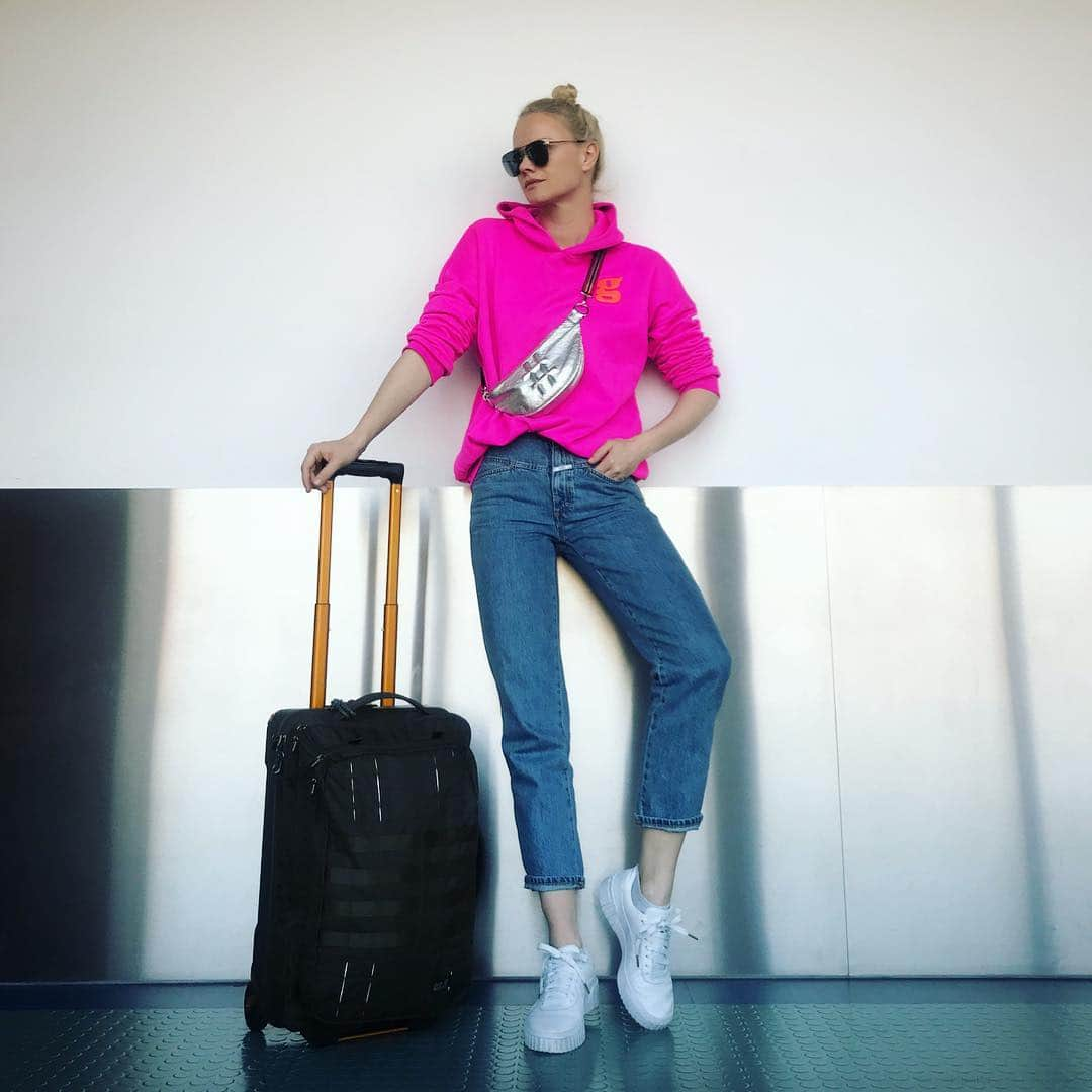 フランツィスカ・クヌッペさんのインスタグラム写真 - (フランツィスカ・クヌッペInstagram)「Sunday’s at the Airport ❤️💋✨✈️☀️ Next stop Düsseldorf, meeting my Unicef/ RTL Team. And than via Dubai to Dhaka/ Bangladesh .  #TeamUNICEF #engagiertfürUNICEF #unicefdeutschland #fürjedeskind #RTLWirhelfenKindern #Spendenmarathon #Bangladesch #Kinderarbeit  @UNICEF_deutschland  @UNICEFdeutschlandyouth  @unicefbangladesh @claudia4unicef @rtlwirhelfenkindern . . @emirates  #EmiratesAirline #FlyEmiratesFlyBetter #EmiratesA380」4月7日 15時13分 - franziskaknuppe