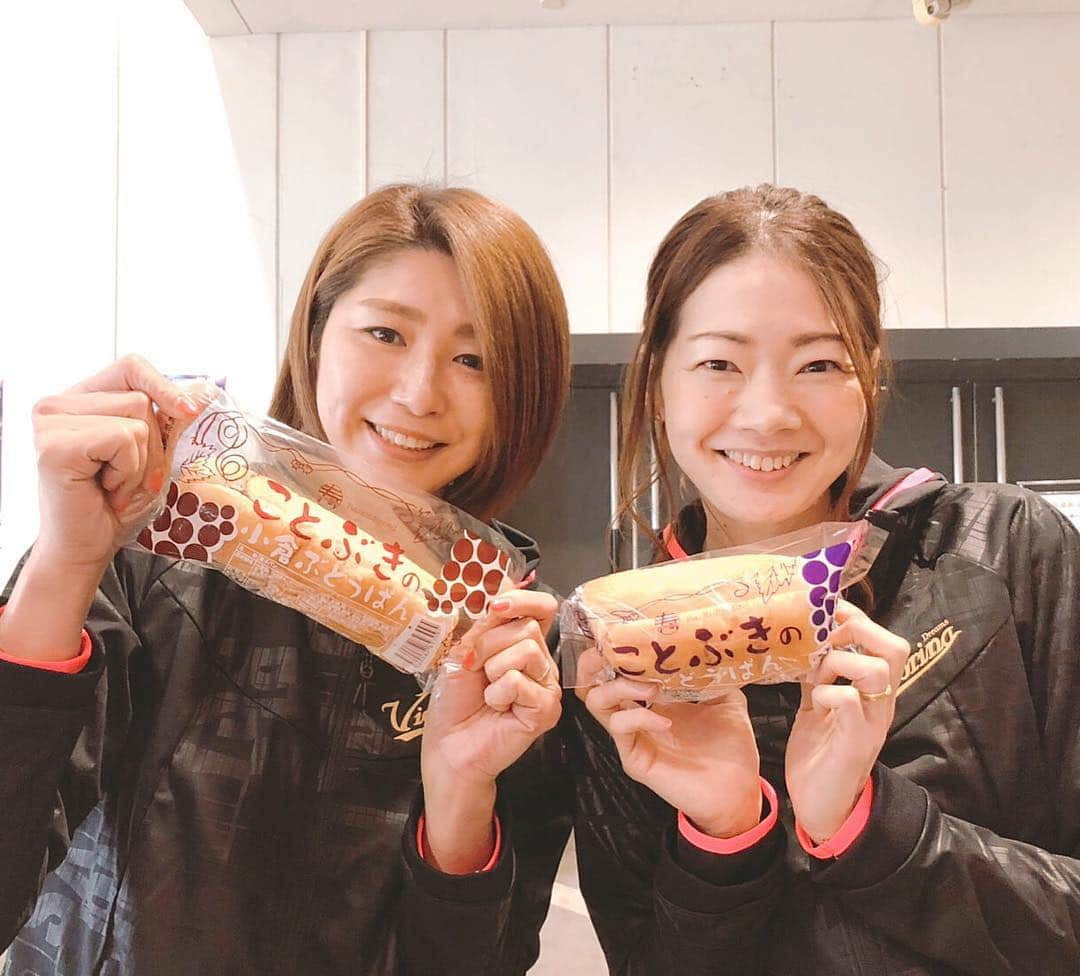 井上香織さんのインスタグラム写真 - (井上香織Instagram)「【姫路名物】 ことぶきのぶどうパン🥖 ひとつひとつ手作りでふわっふわのパンにぶどうとマーガリンで絶妙な美味しさです♡ ・ 最近はアーモンドバターも大人気だそうです😆 ・ 種類はマーガリン・カスタード・小倉・メープル・アーモンド・いちご・ヨーグルト・はちみつ。 全種類食べてみたいなぁ😋 #姫路 #名物 #ぶどうパン #ことぶきや  #手作りパン」4月7日 15時14分 - kaorin888