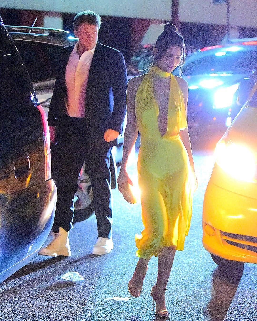 Just Jaredさんのインスタグラム写真 - (Just JaredInstagram)「@emrata in @sakpotts and her husband Sebastian Bear-McClard step out to attend @marcjacobs’ NYC wedding! #EmilyRatajkowski #SebastianBearMcClard #MarcJacobs Photos: Backgrid, Splash」4月7日 15時25分 - justjared