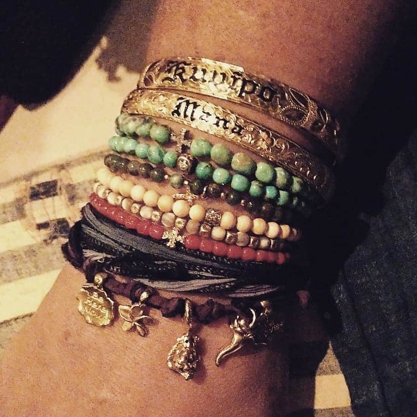 のインスタグラム：「Waikiki Nights in good company  @morimotoasiawaikiki #whatiamwearing #aloha #jewelryasmedecinecm #waikiki #saturday #layering #gold #diamonds #charms」